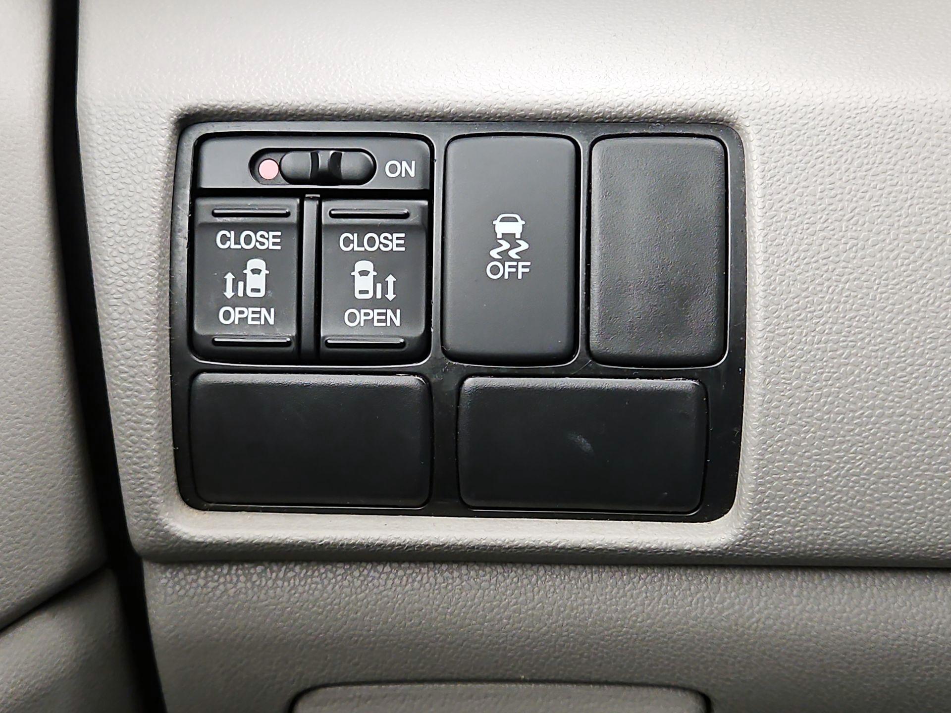 Thumbnail: 2015 Honda Odyssey - 13