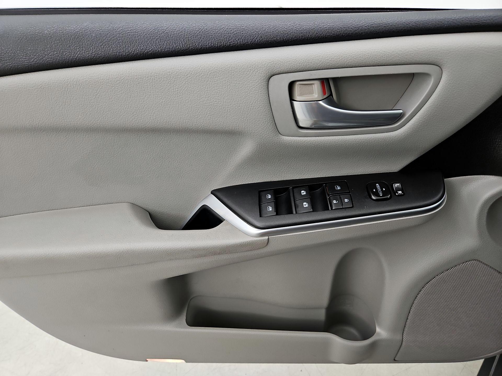 Thumbnail: 2016 Toyota Camry - 12