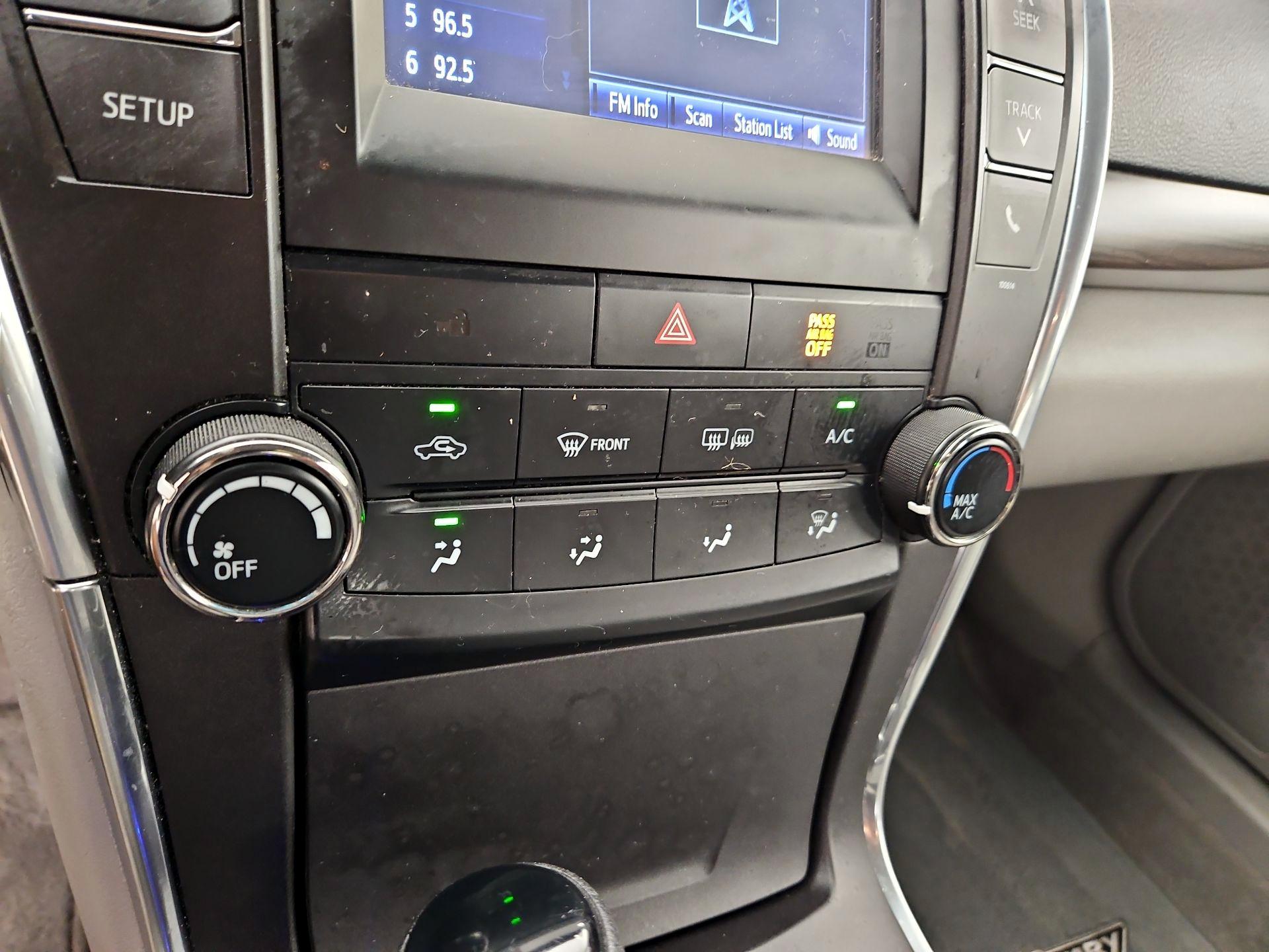 Thumbnail: 2016 Toyota Camry - 16