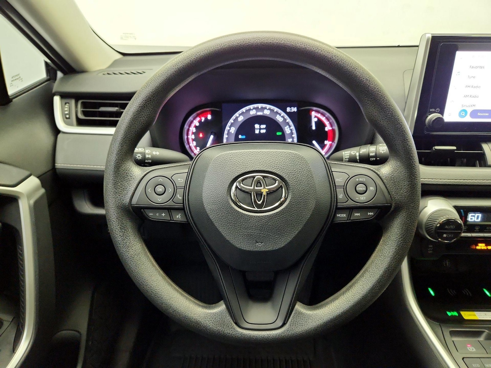 2024 Toyota RAV4 XLE - Photo 11
