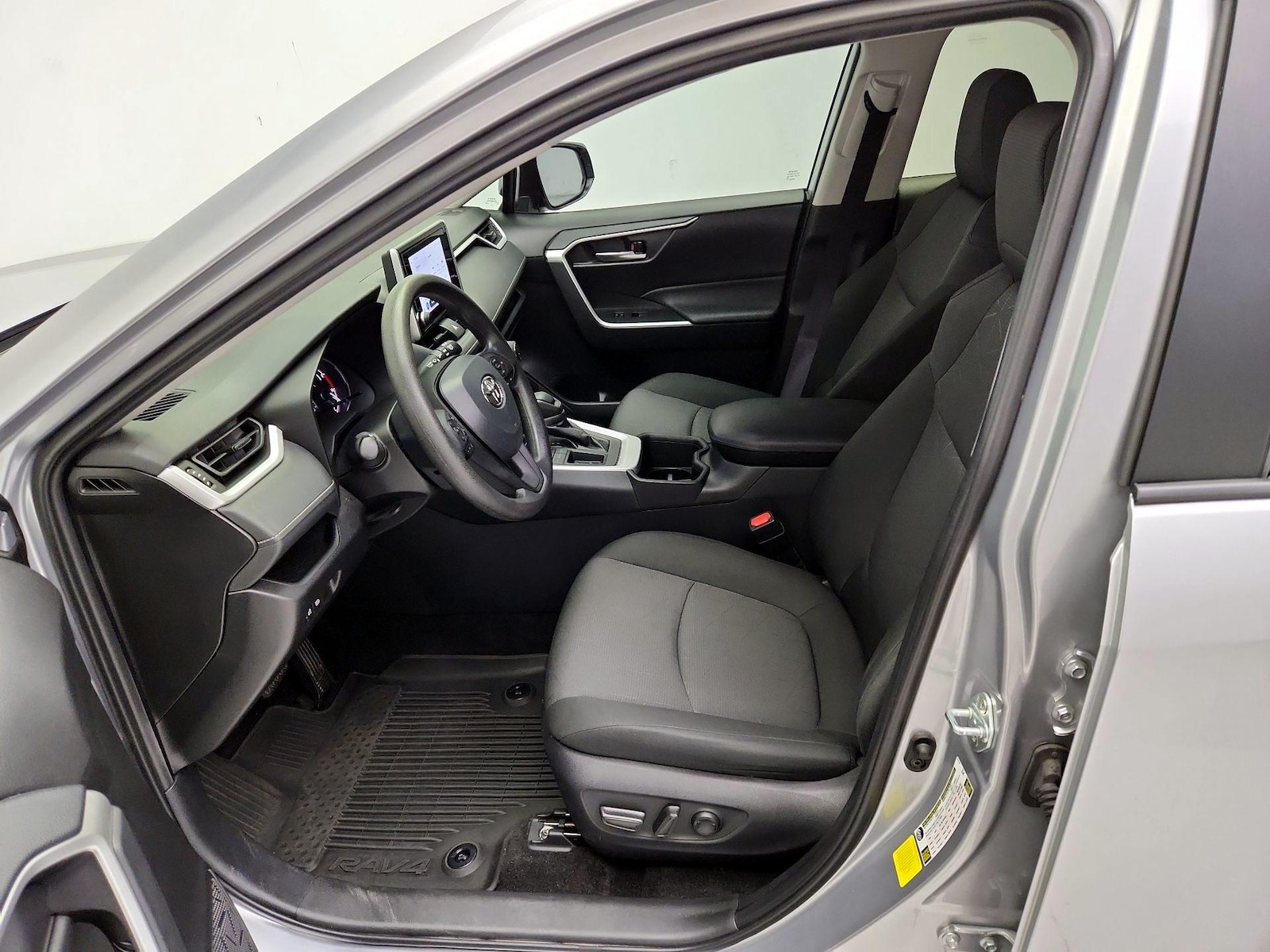 2024 Toyota RAV4 XLE - Photo 12