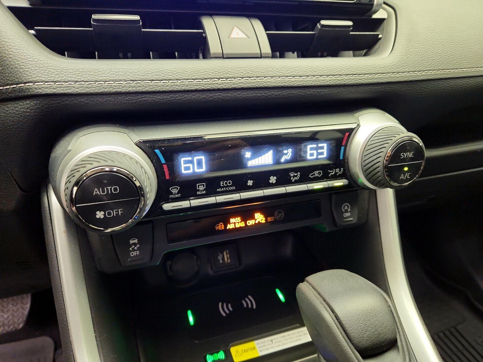 2024 Toyota RAV4 XLE - Photo 17