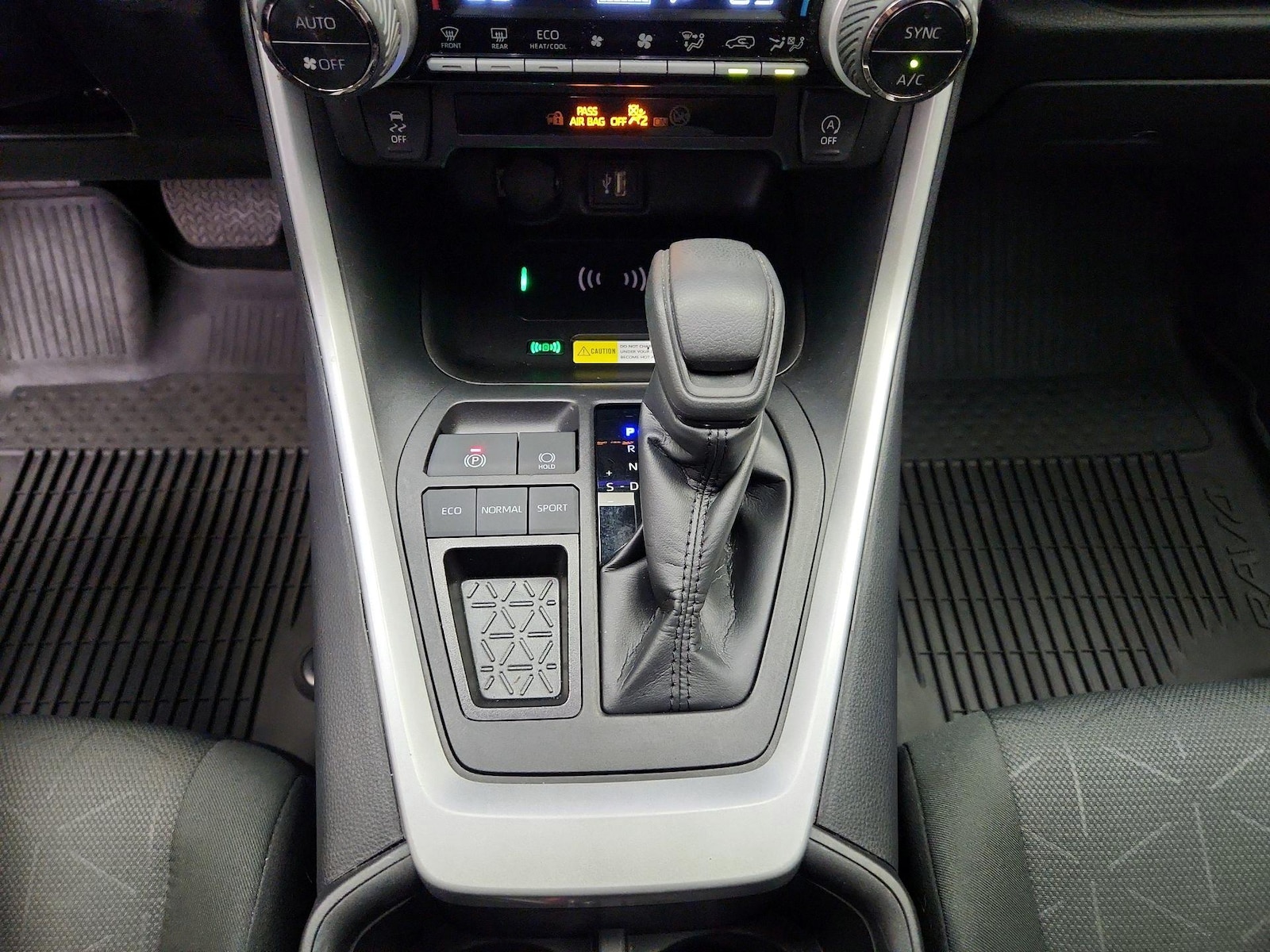 2024 Toyota RAV4 XLE - Photo 18