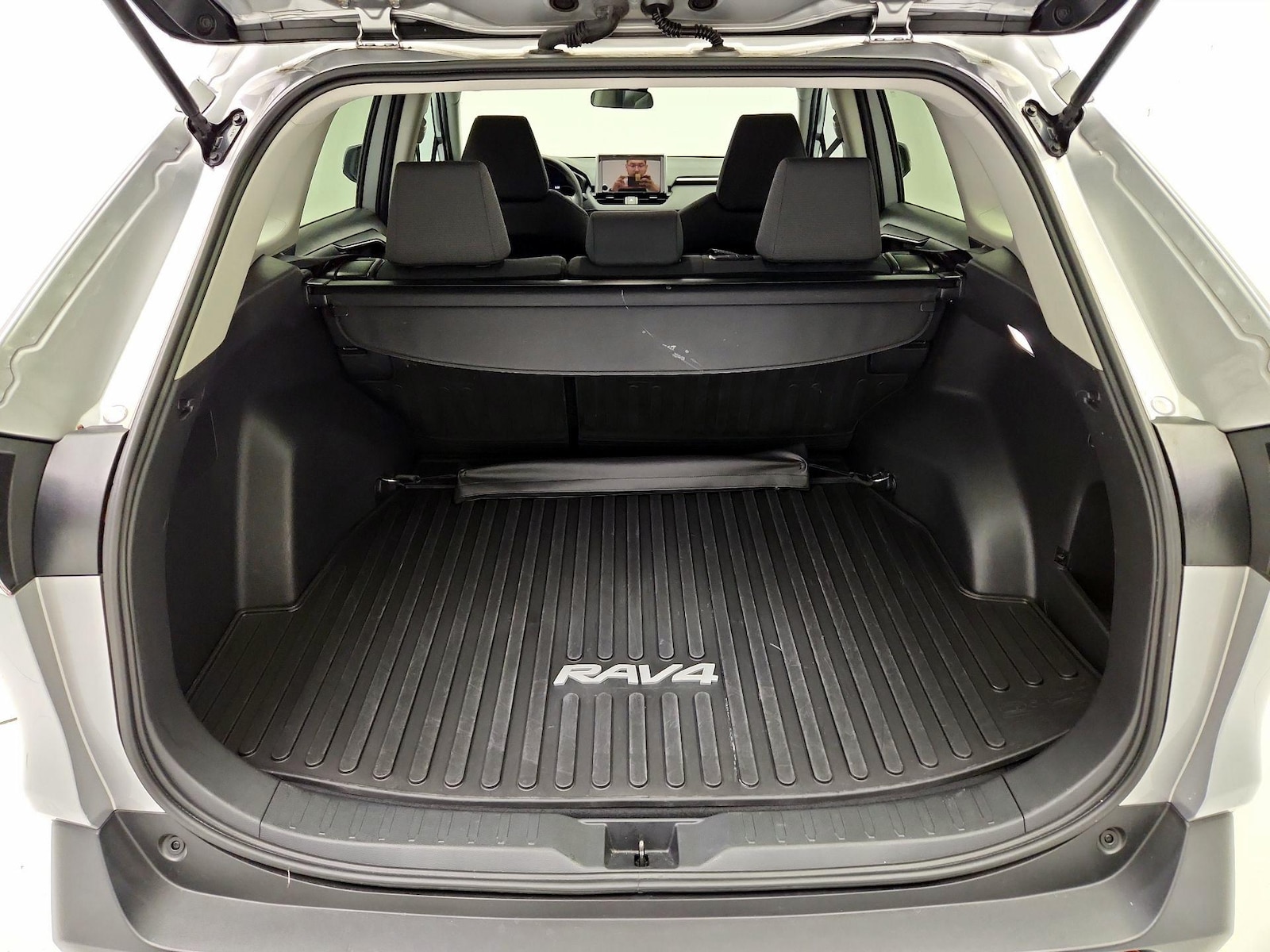2024 Toyota RAV4 XLE - Photo 21