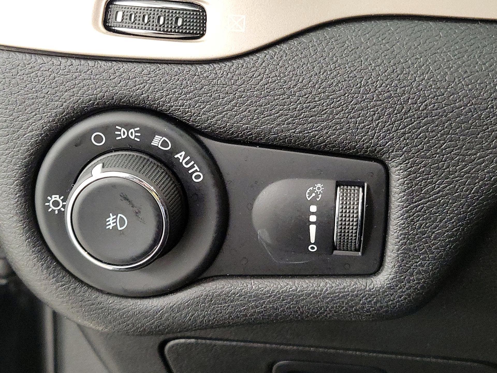Thumbnail: 2018 Jeep Cherokee - 13