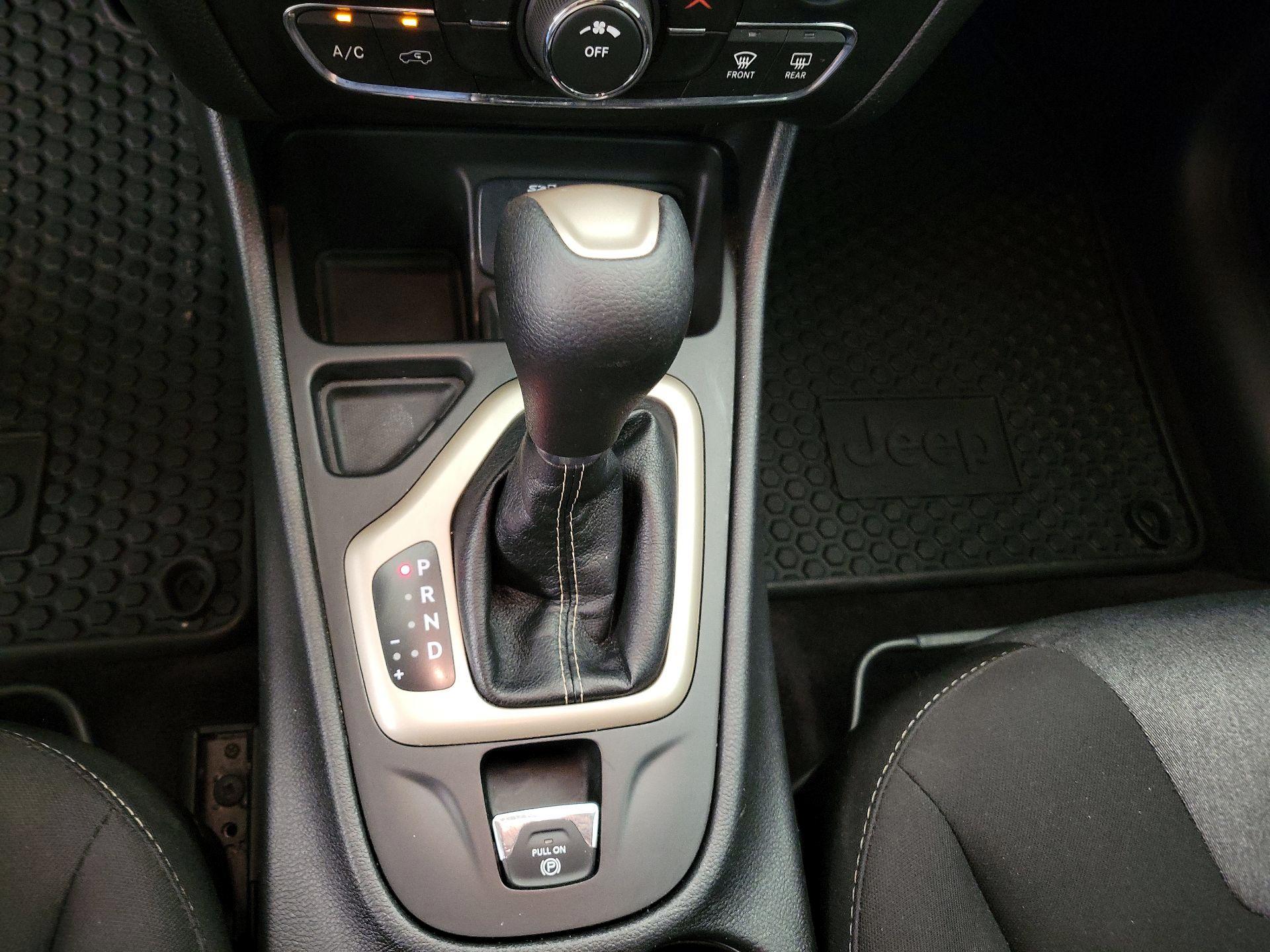 Thumbnail: 2018 Jeep Cherokee - 17