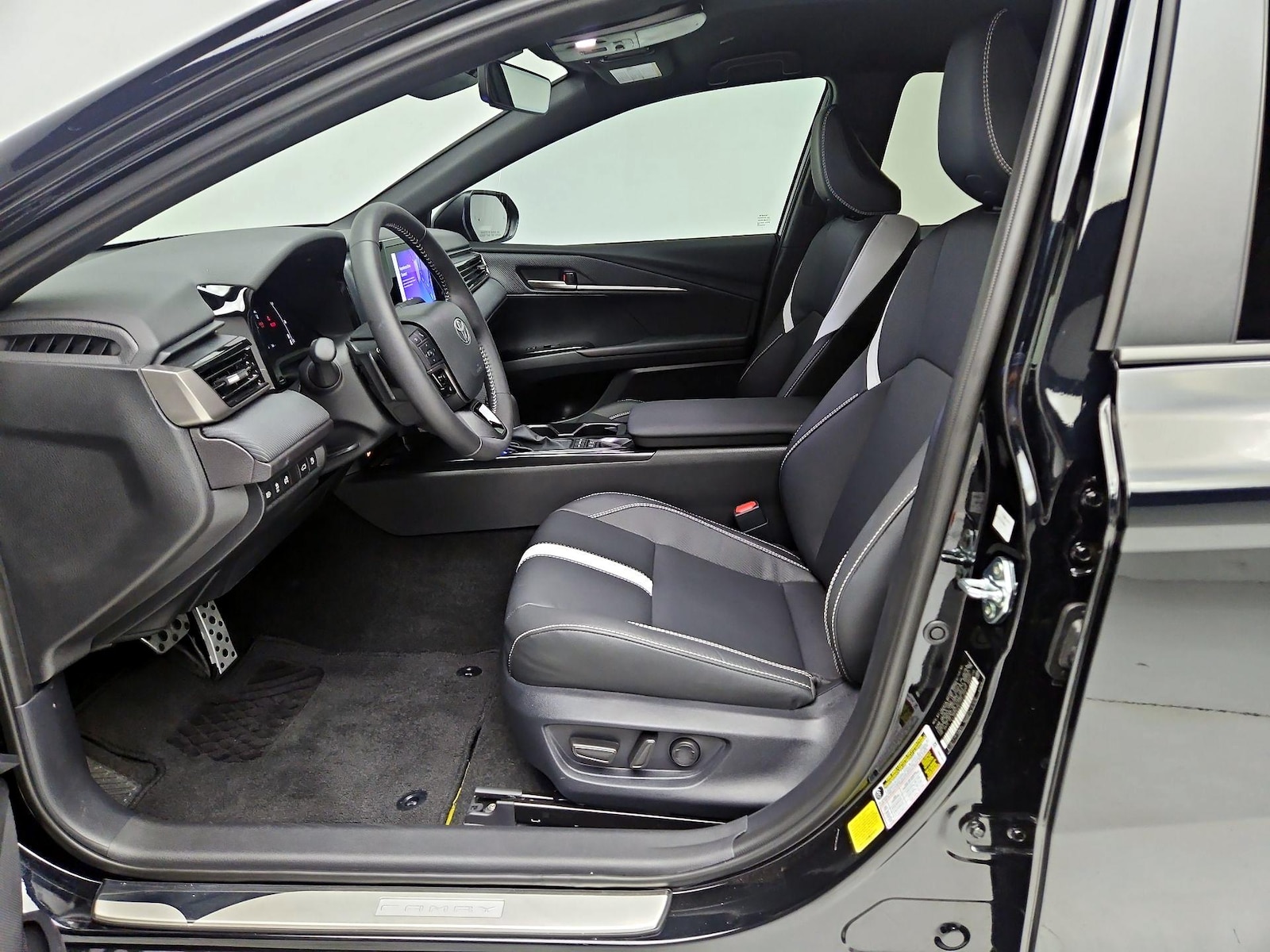 2026 Toyota Camry SE - Photo 12