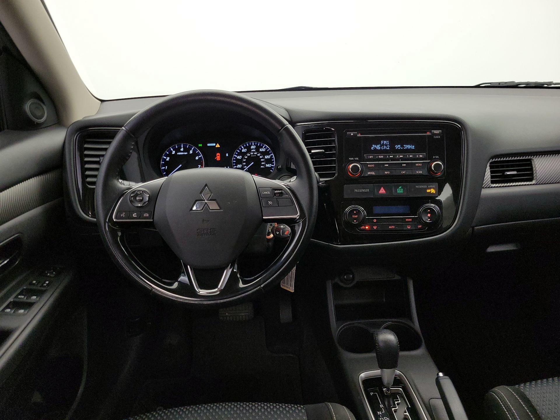 Thumbnail: 2016 Mitsubishi Outlander - 10
