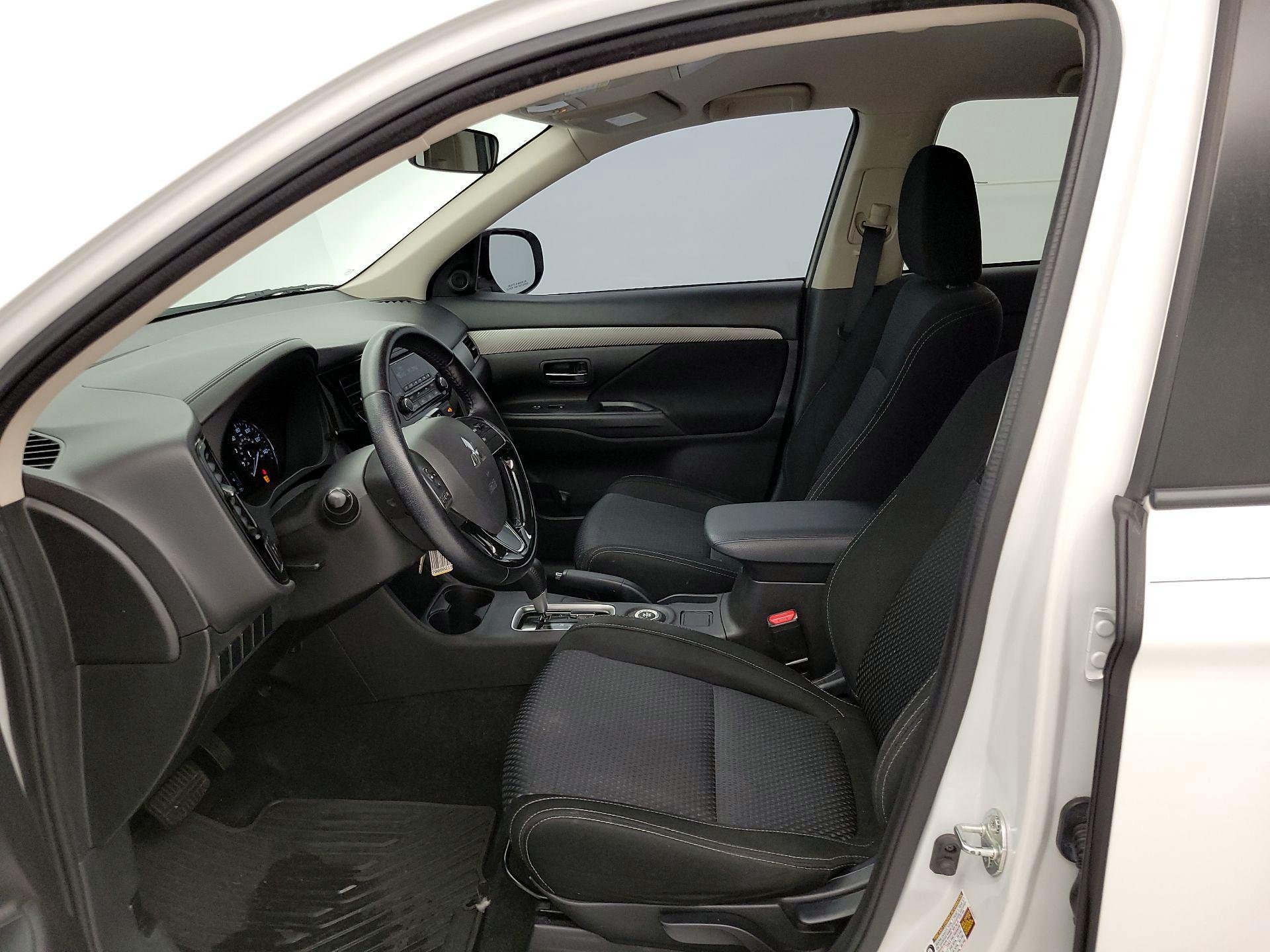 Thumbnail: 2016 Mitsubishi Outlander - 11