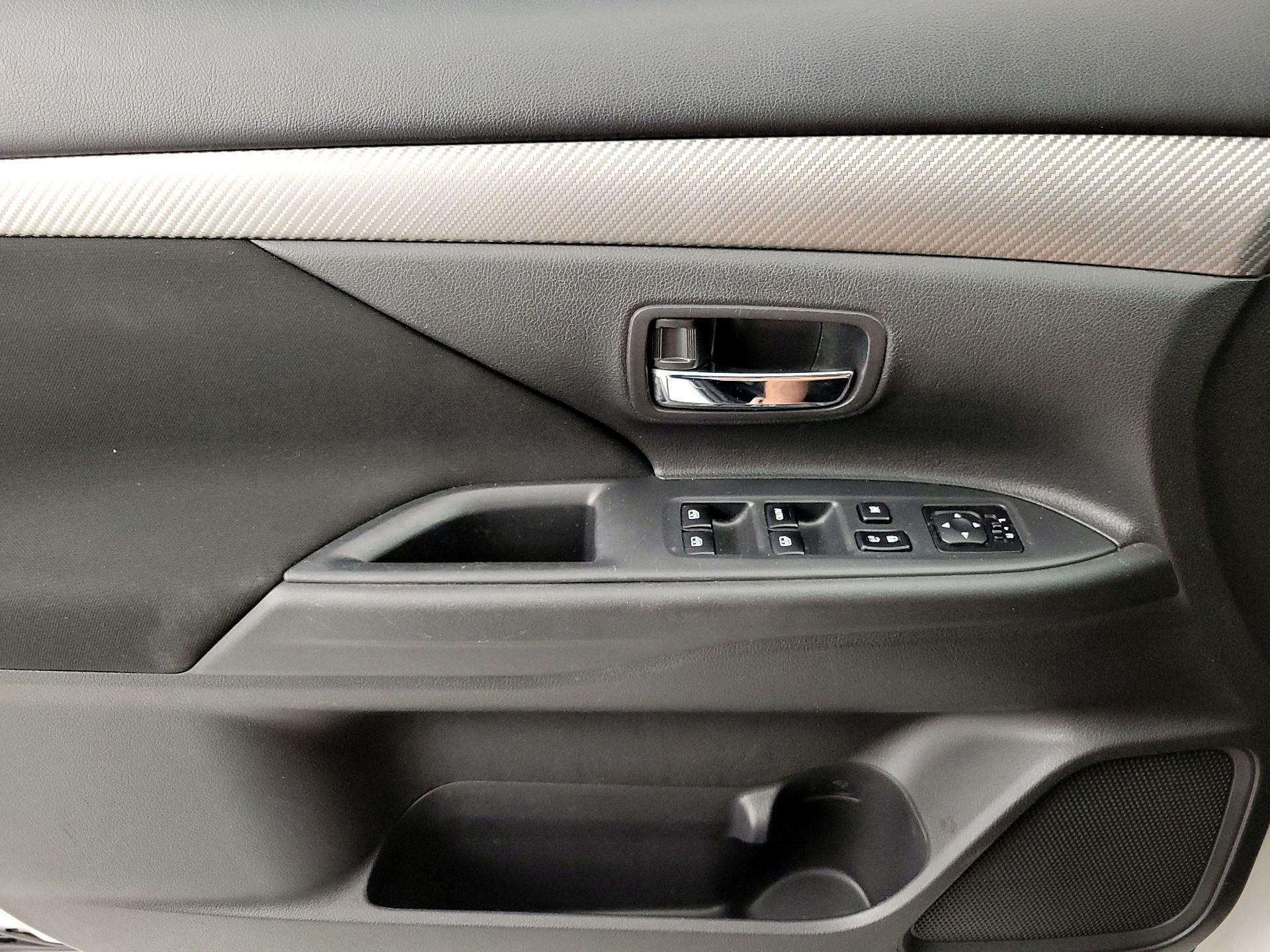 Thumbnail: 2016 Mitsubishi Outlander - 12