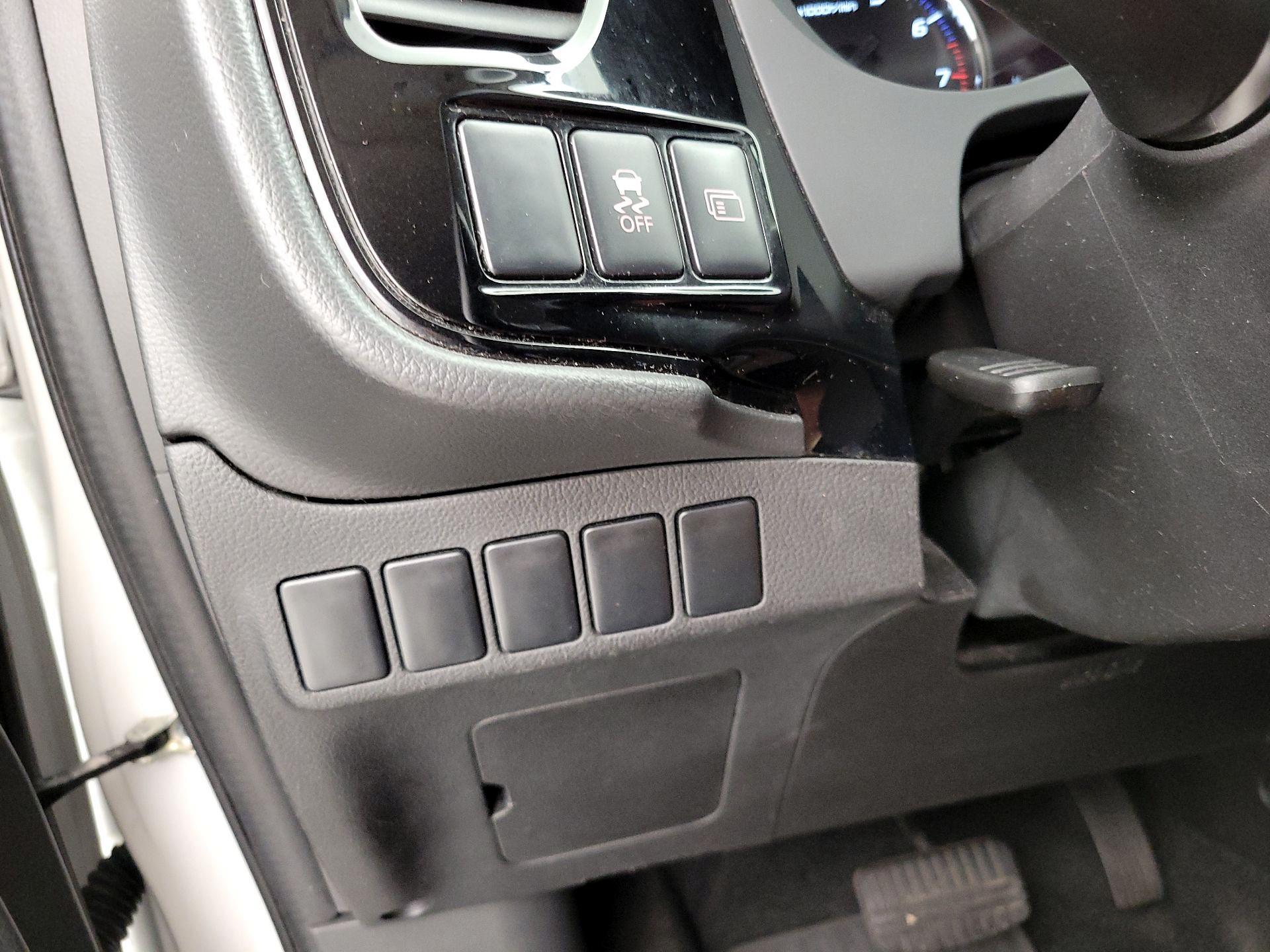 Thumbnail: 2016 Mitsubishi Outlander - 13