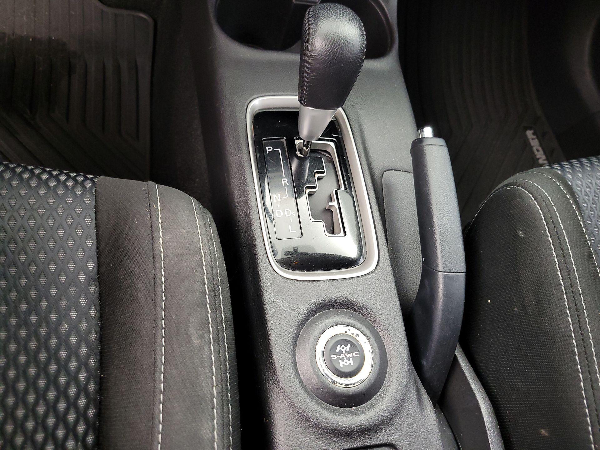 Thumbnail: 2016 Mitsubishi Outlander - 16