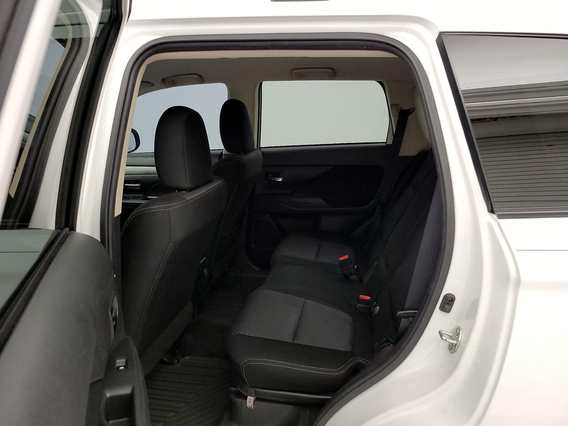 Thumbnail: 2016 Mitsubishi Outlander - 18