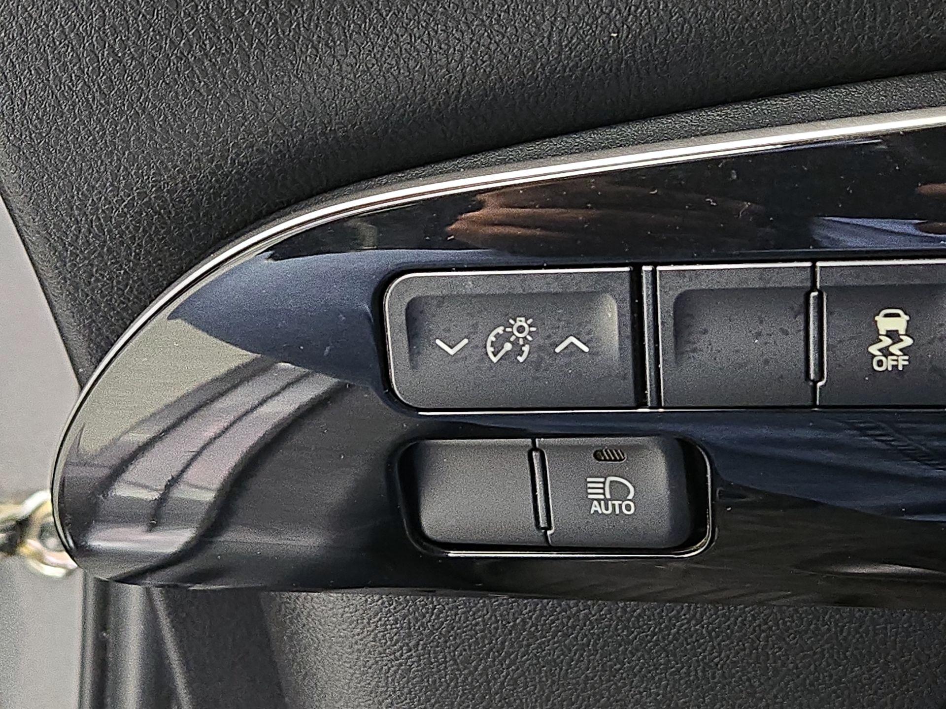 Thumbnail: 2016 Toyota Prius - 13