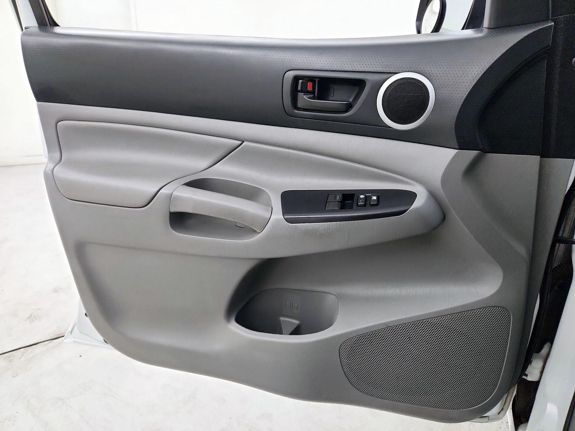 Thumbnail: 2015 Toyota Tacoma - 12