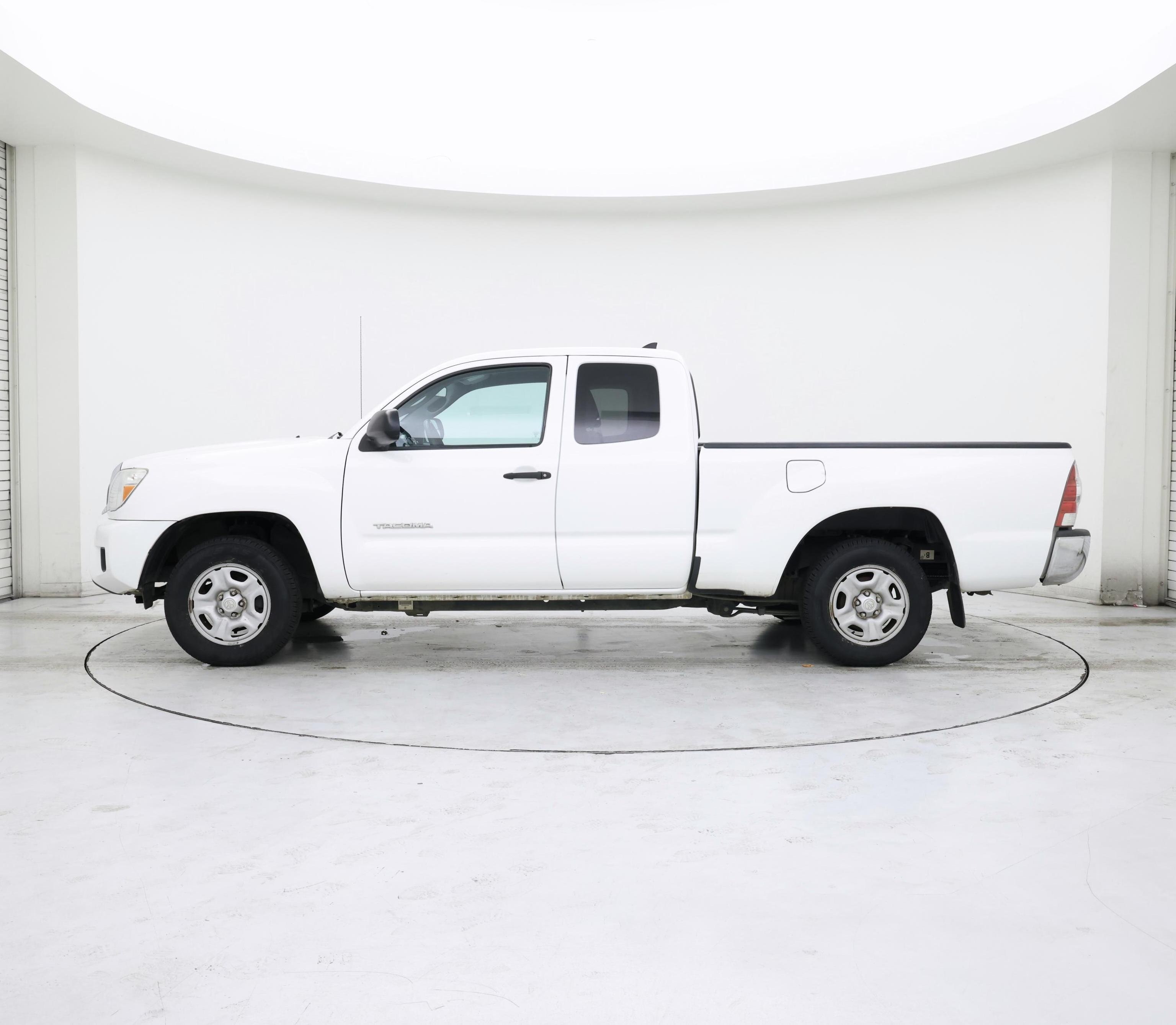 Thumbnail: 2015 Toyota Tacoma - 3
