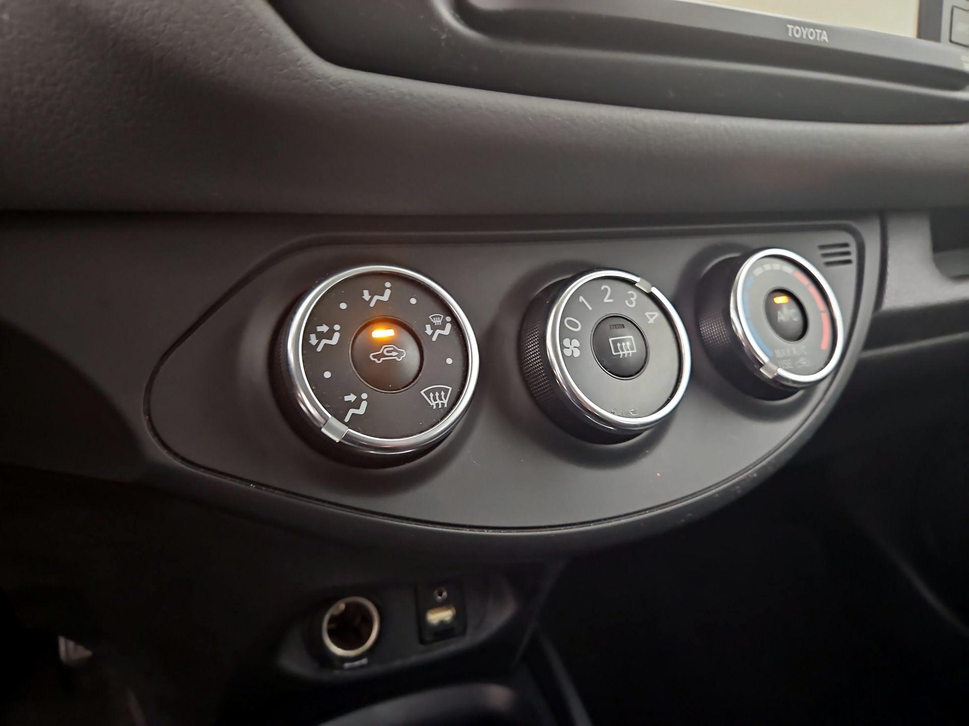 Thumbnail: 2015 Toyota Yaris - 15
