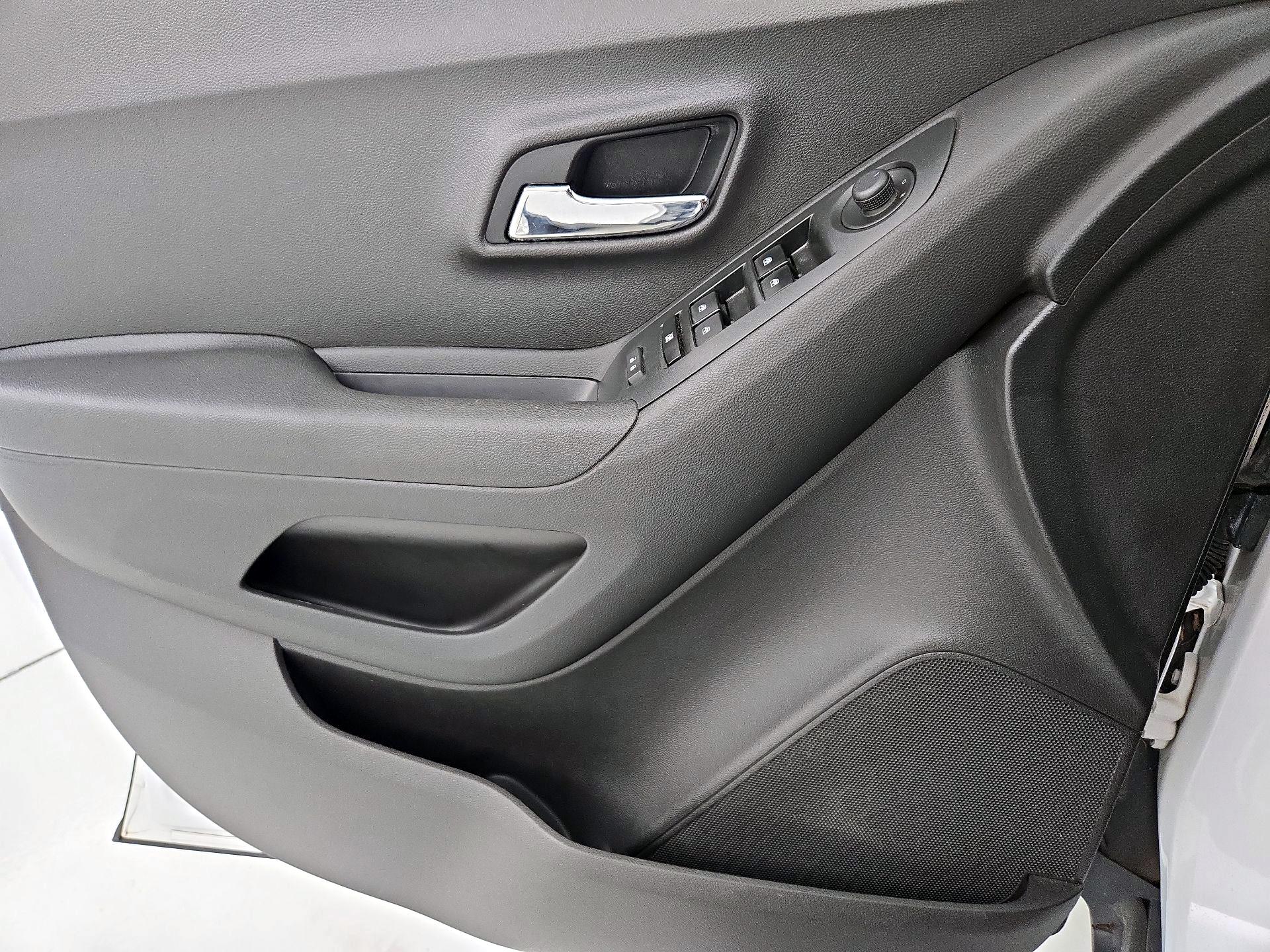 Thumbnail: 2016 Chevrolet Trax - 12