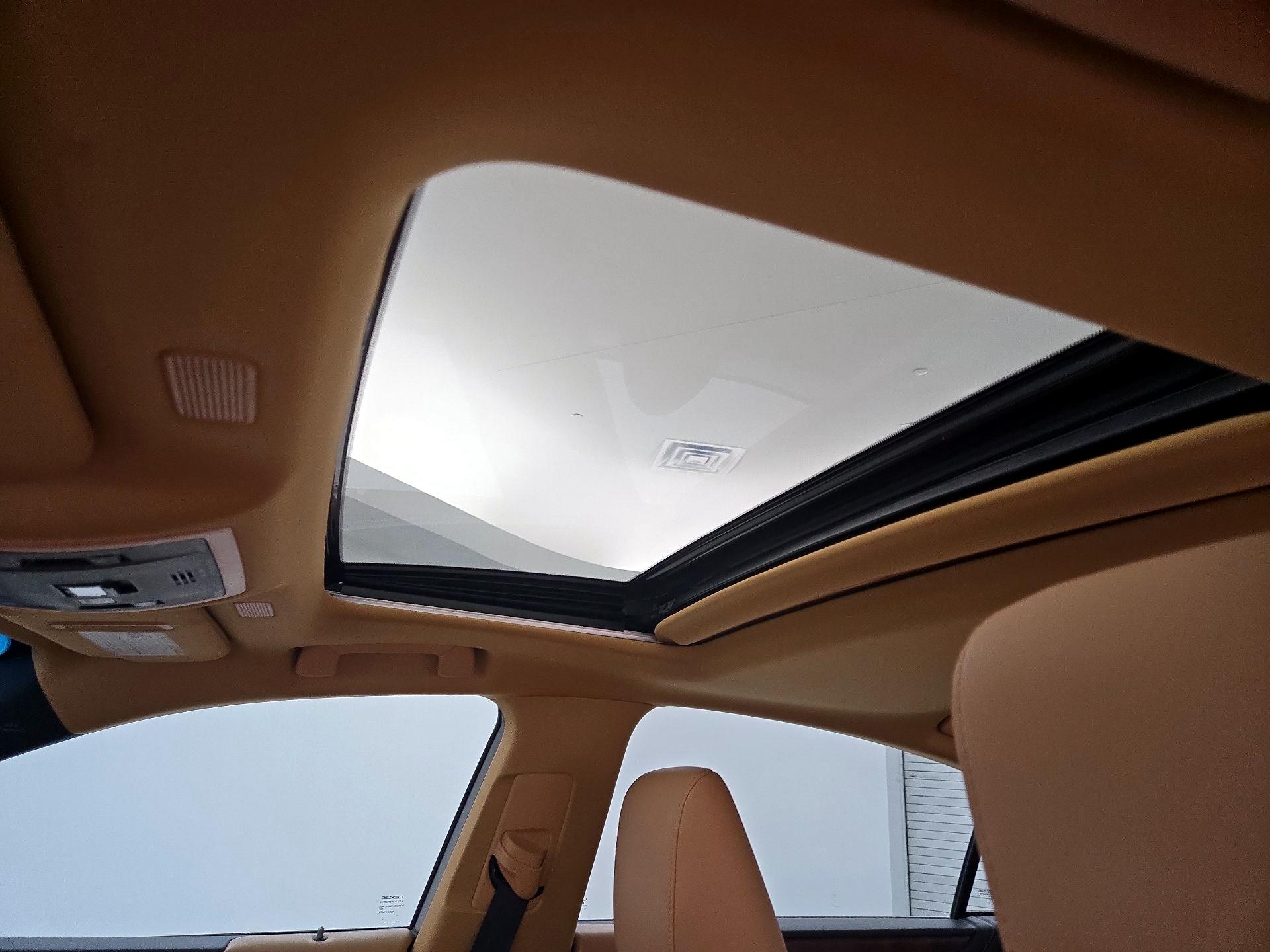 Thumbnail: 2022 Lexus ES - 18