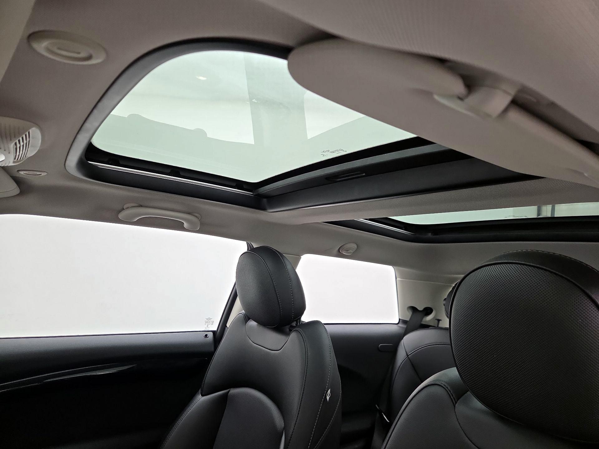 Thumbnail: 2015 MINI Cooper Hardtop - 18