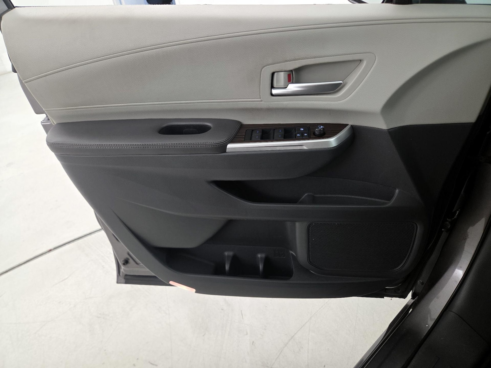 2022 Toyota Sienna XLE - Photo 13