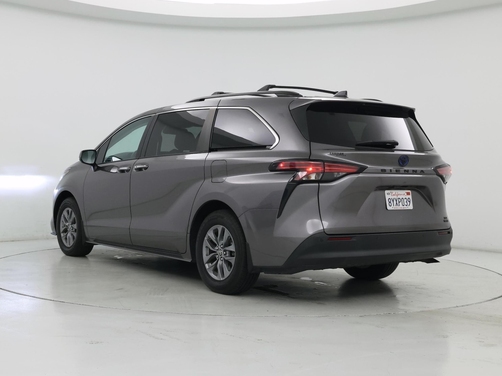 2022 Toyota Sienna XLE - Photo 3