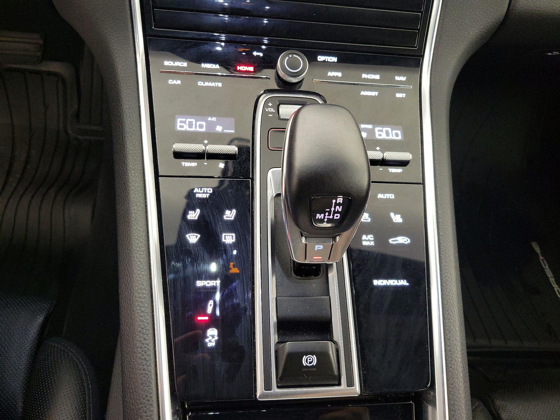 Thumbnail: 2021 Porsche Panamera - 17