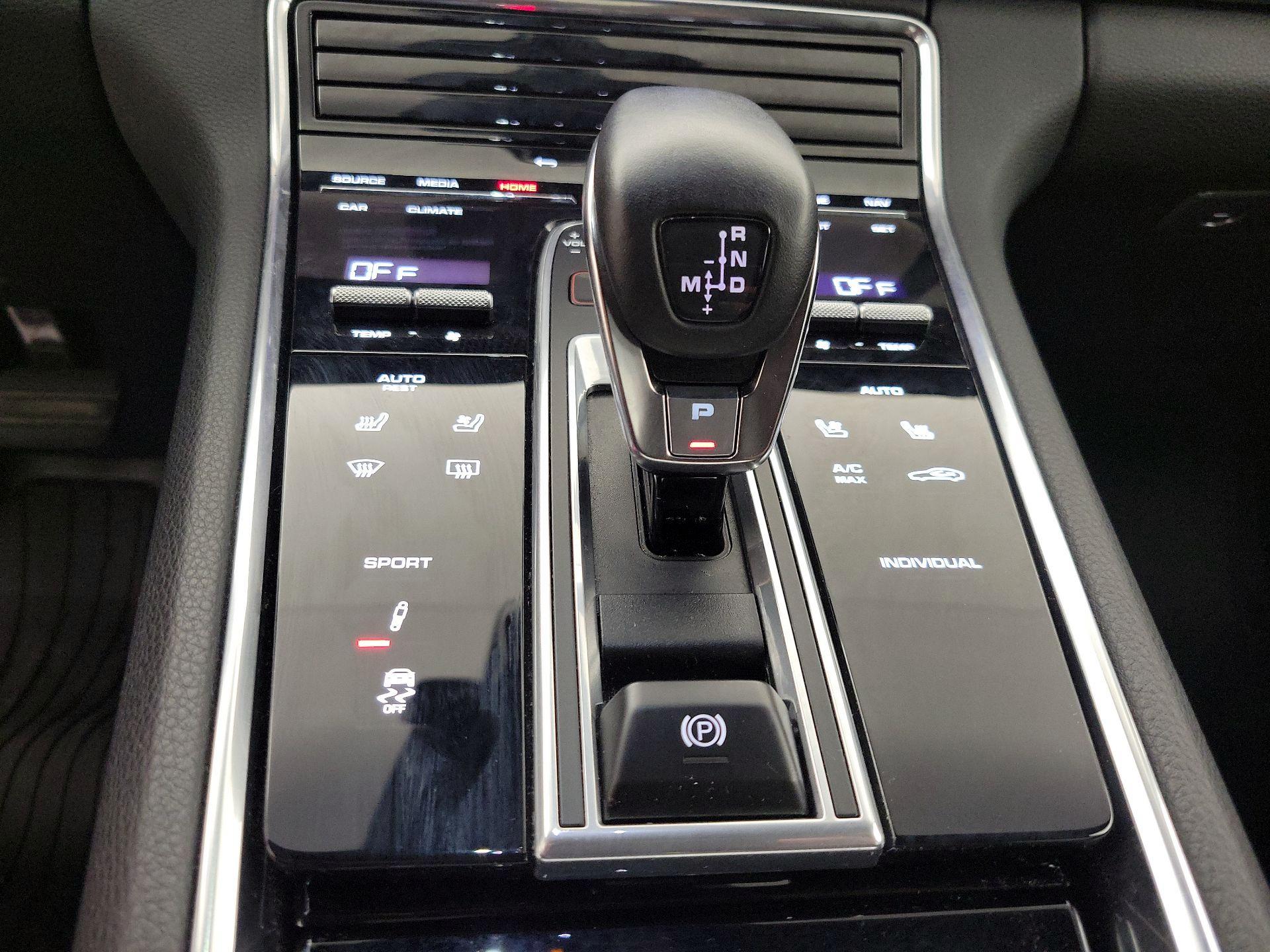 Thumbnail: 2021 Porsche Panamera - 18