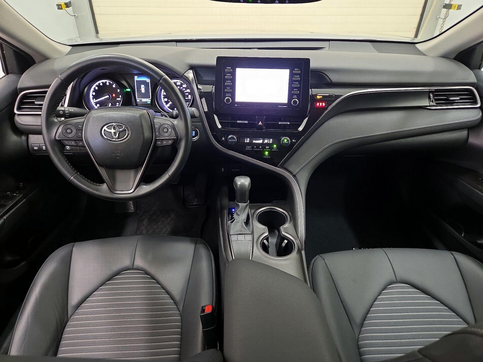 2024 Toyota Camry SE - Photo 10