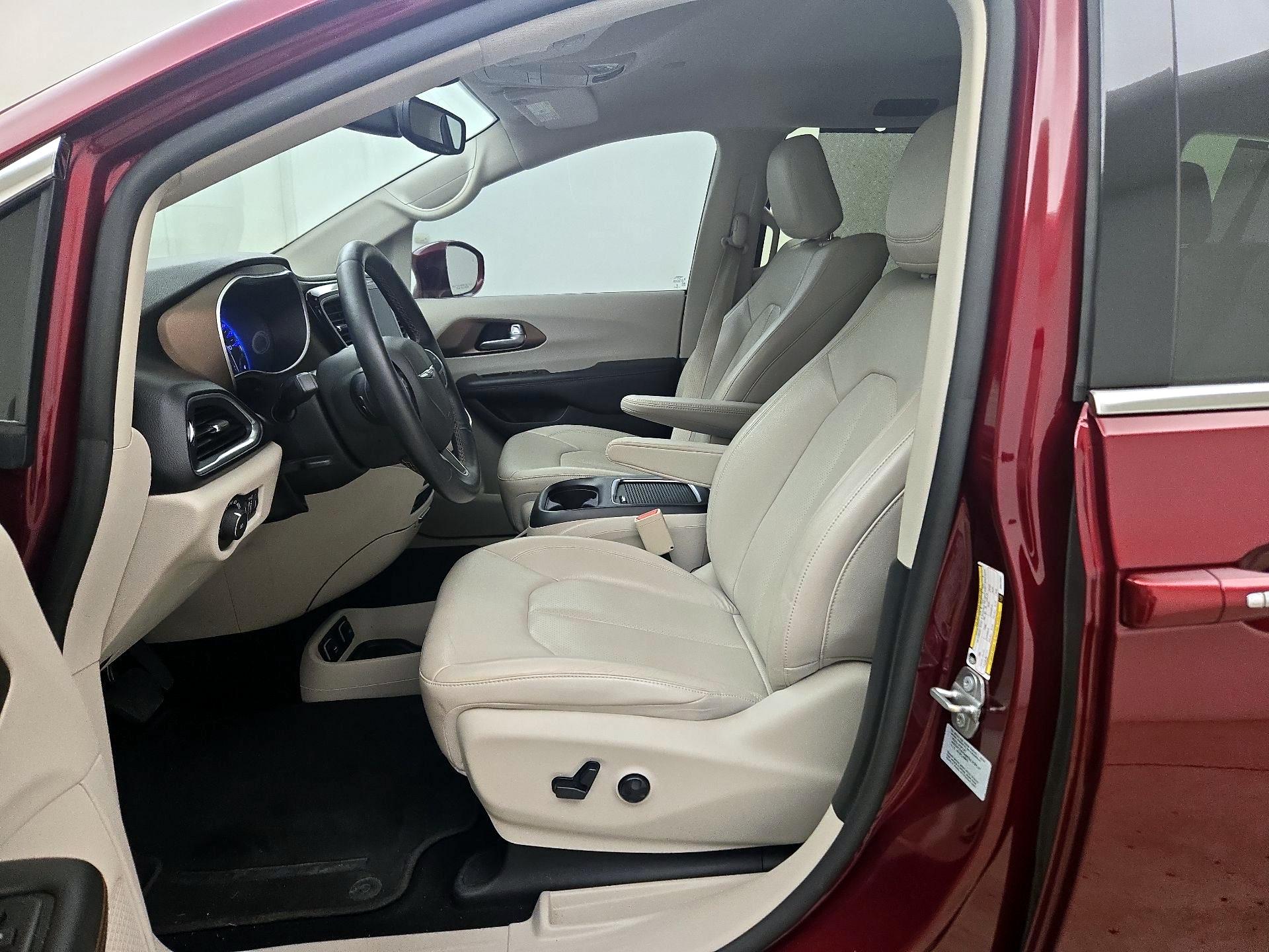Thumbnail: 2017 Chrysler Pacifica - 11