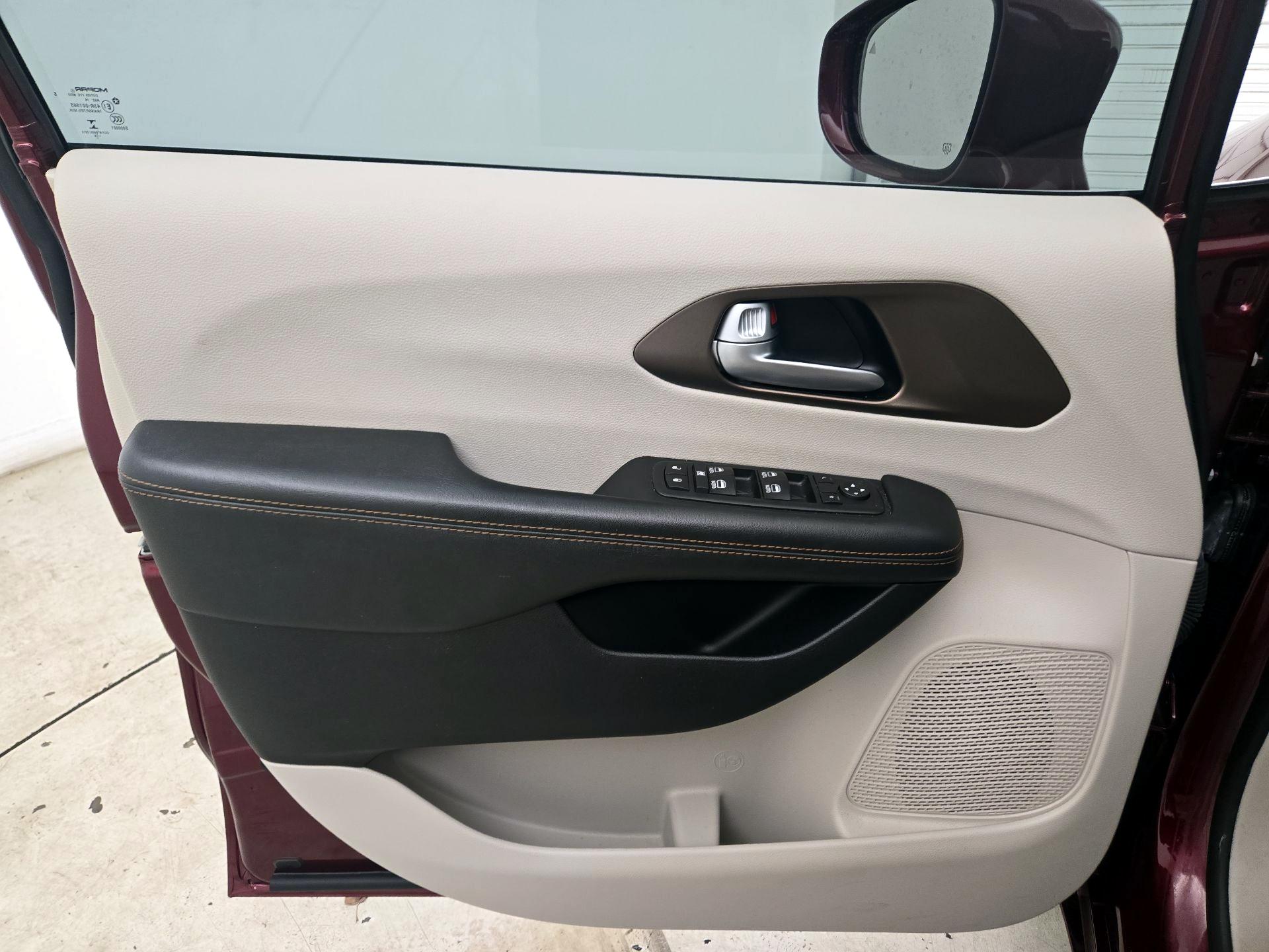 Thumbnail: 2017 Chrysler Pacifica - 12