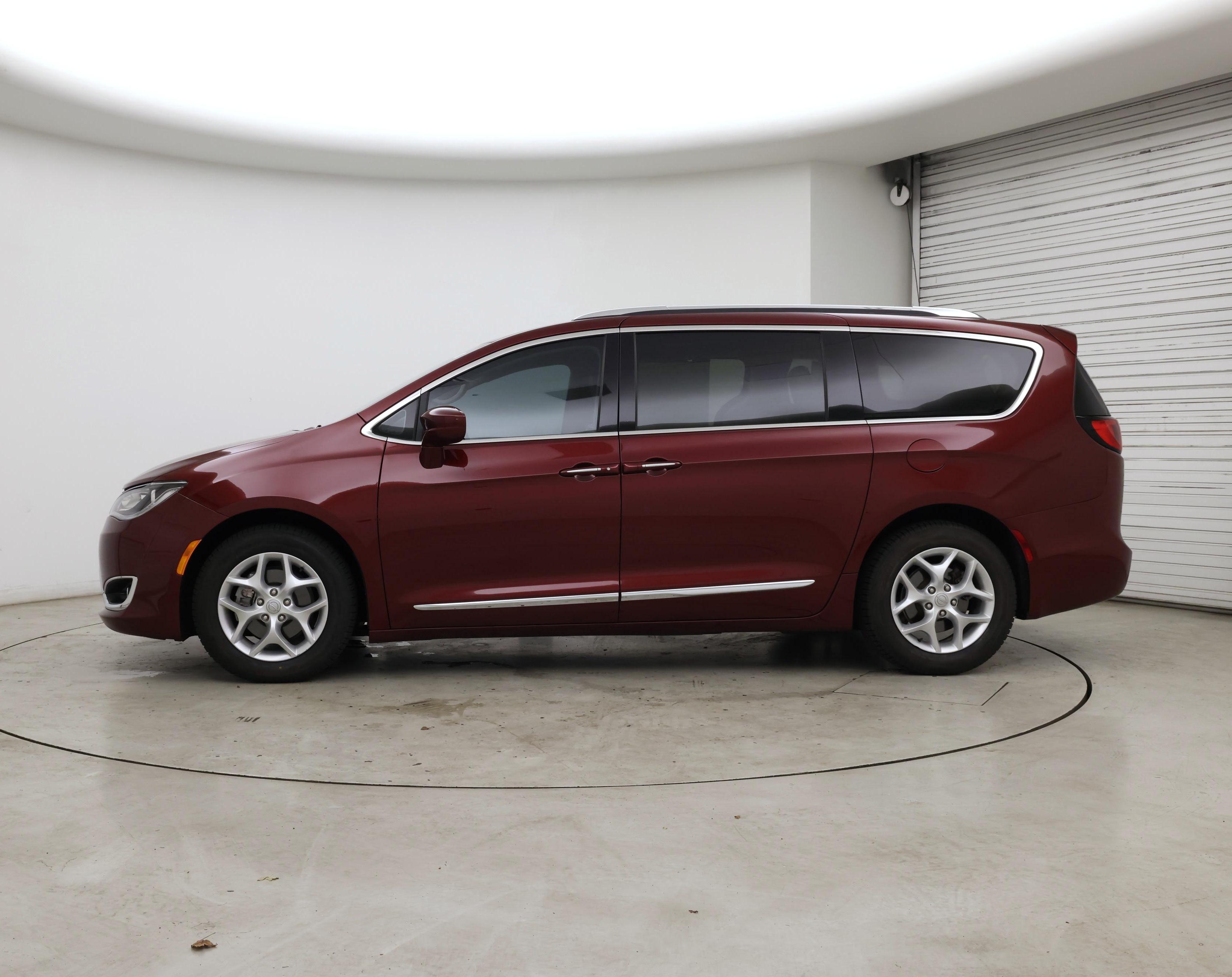 Thumbnail: 2017 Chrysler Pacifica - 3