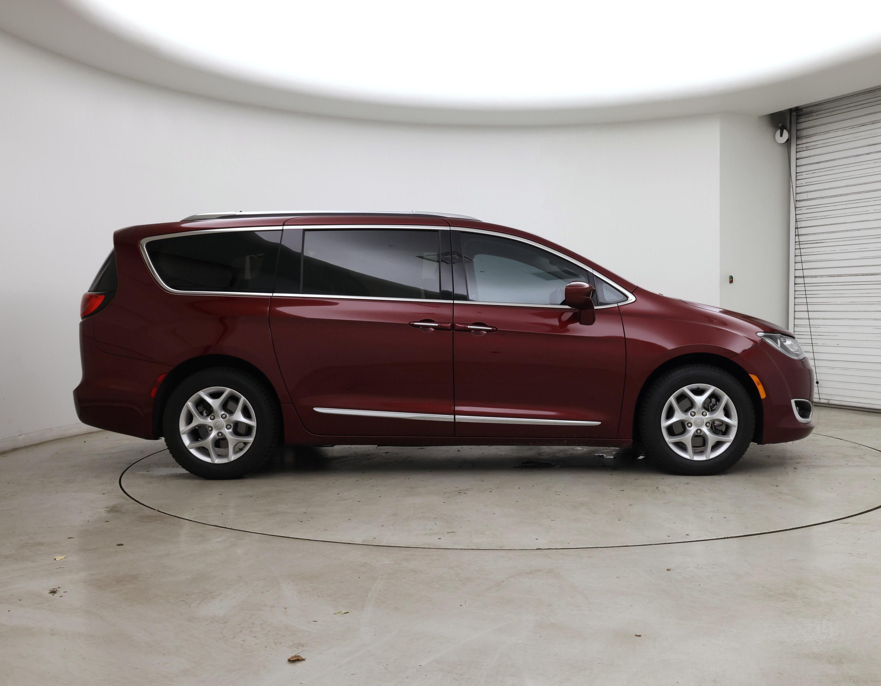 Thumbnail: 2017 Chrysler Pacifica - 7