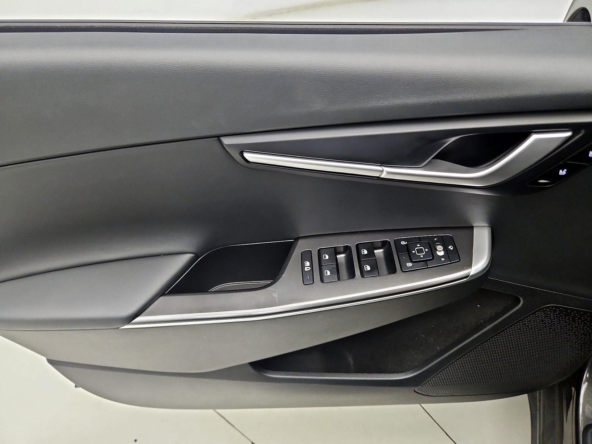 Thumbnail: 2022 Kia EV6 - 12