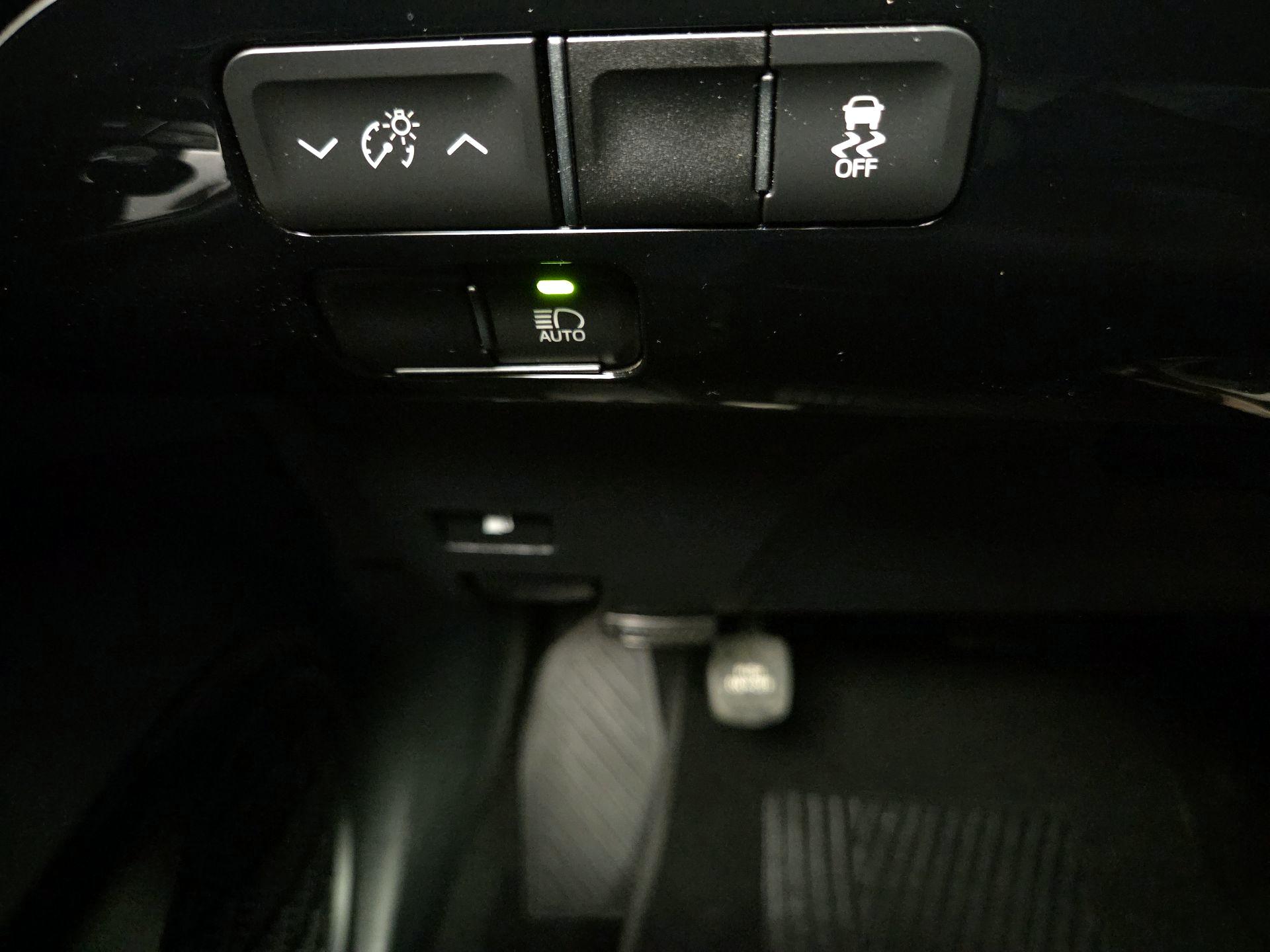 Thumbnail: 2019 Toyota Prius - 13