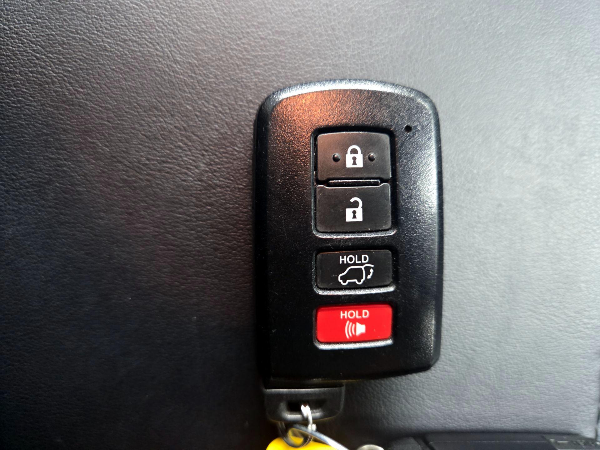 Thumbnail: 2015 Toyota RAV4 - 18