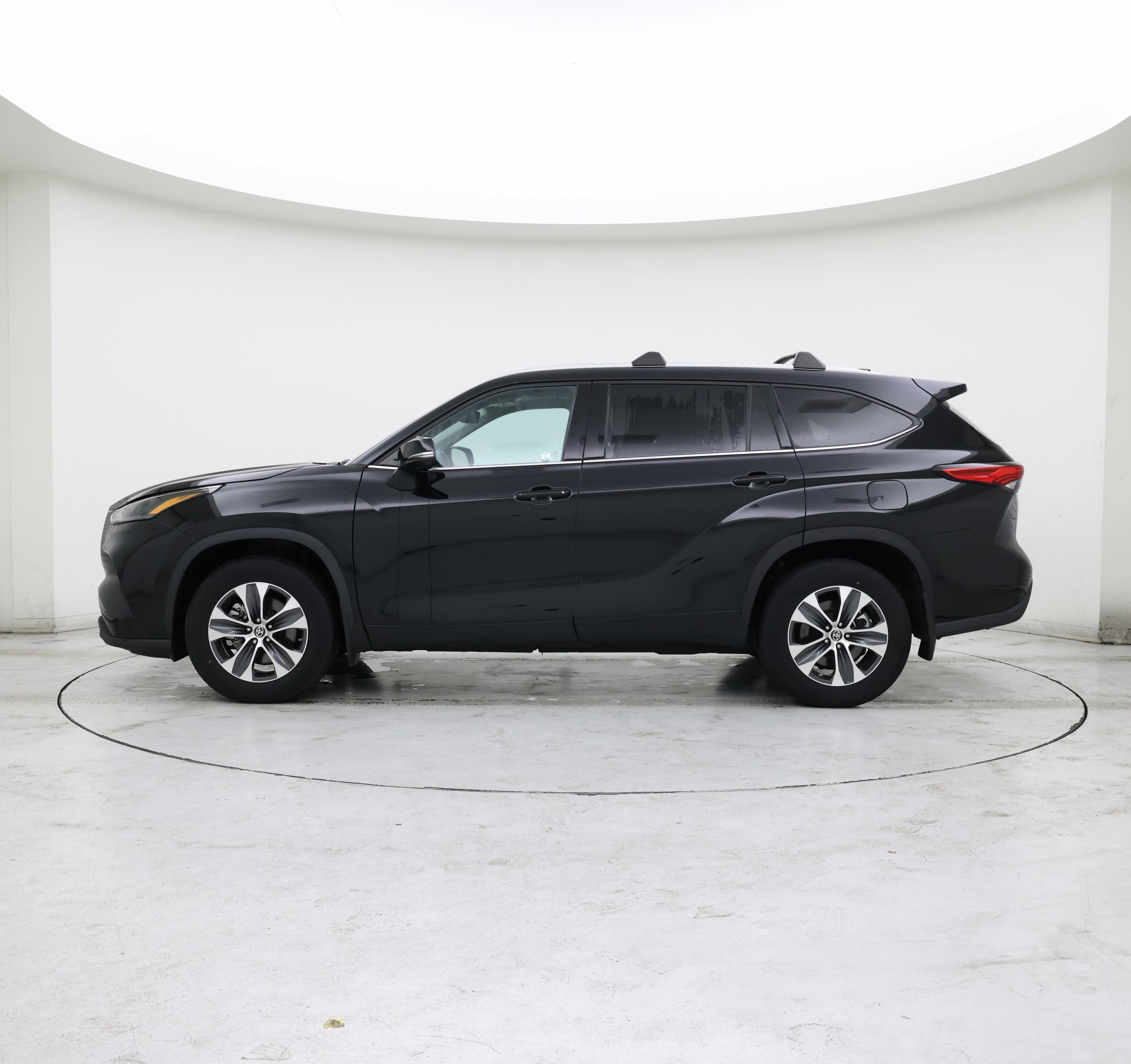 Thumbnail: 2022 Toyota Highlander - 3