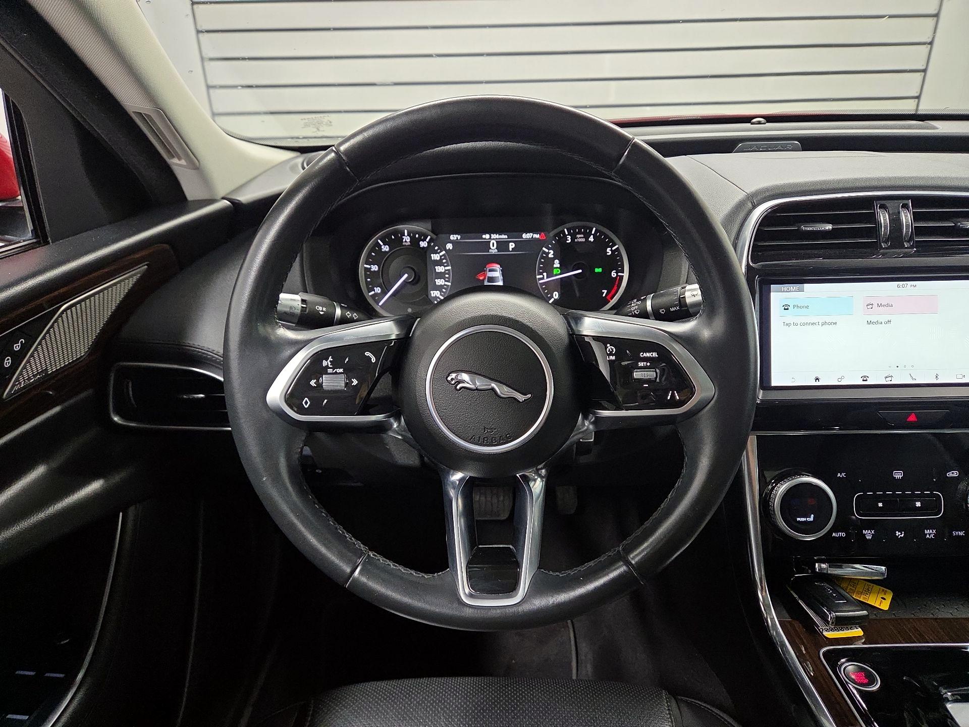 Thumbnail: 2020 Jaguar XE - 10