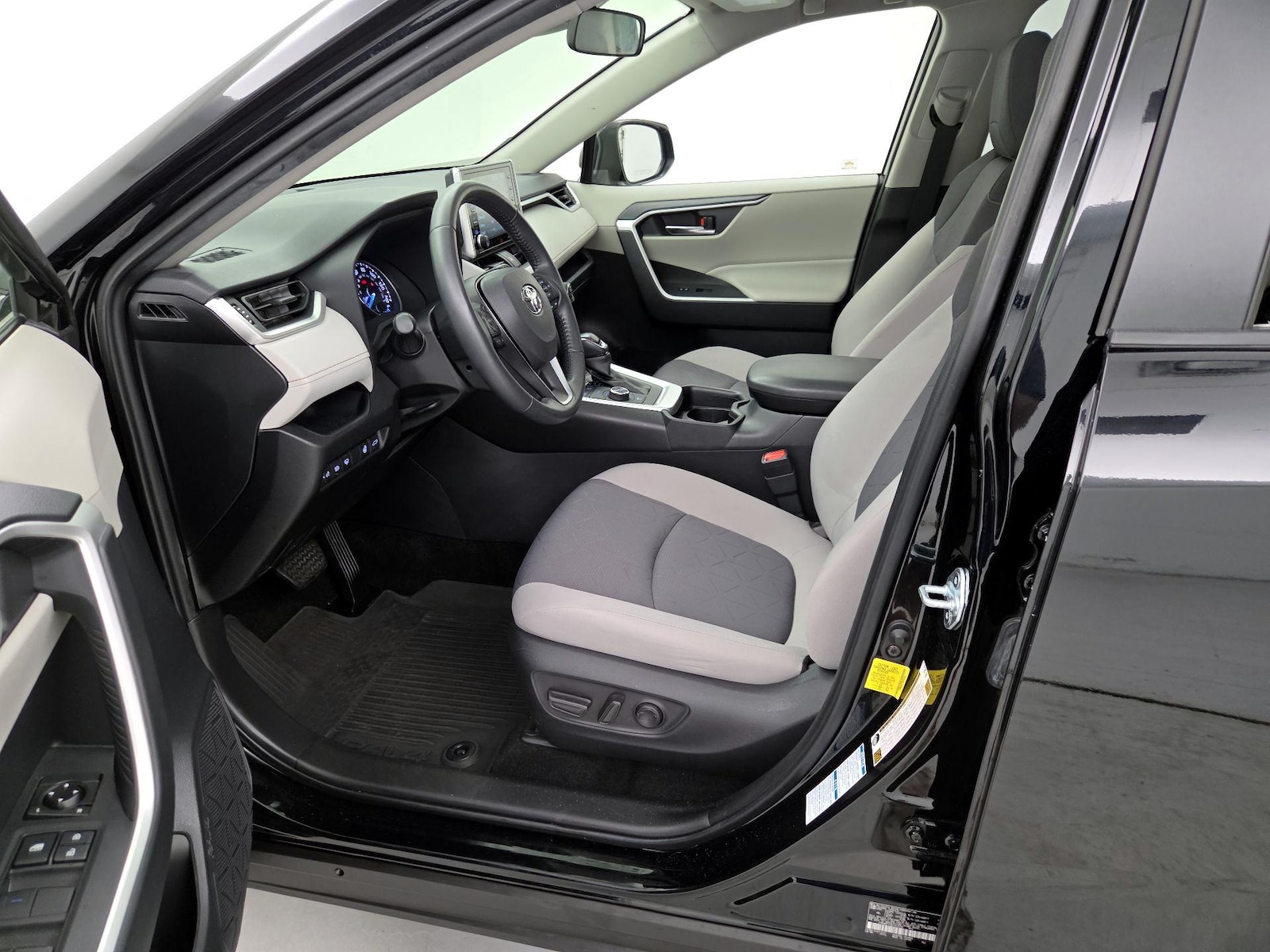 2021 Toyota RAV4 XLE - Photo 12