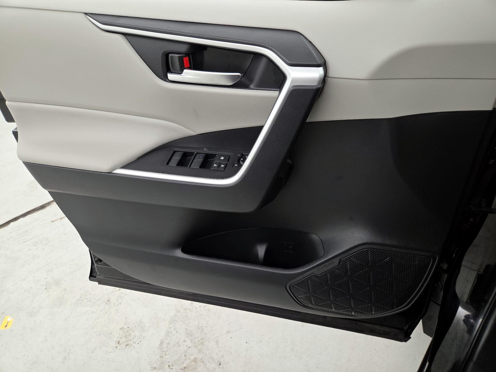 2021 Toyota RAV4 XLE - Photo 13