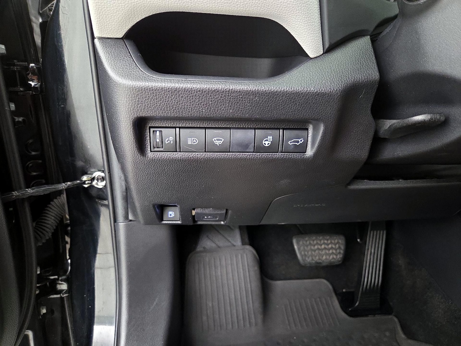 2021 Toyota RAV4 XLE - Photo 14