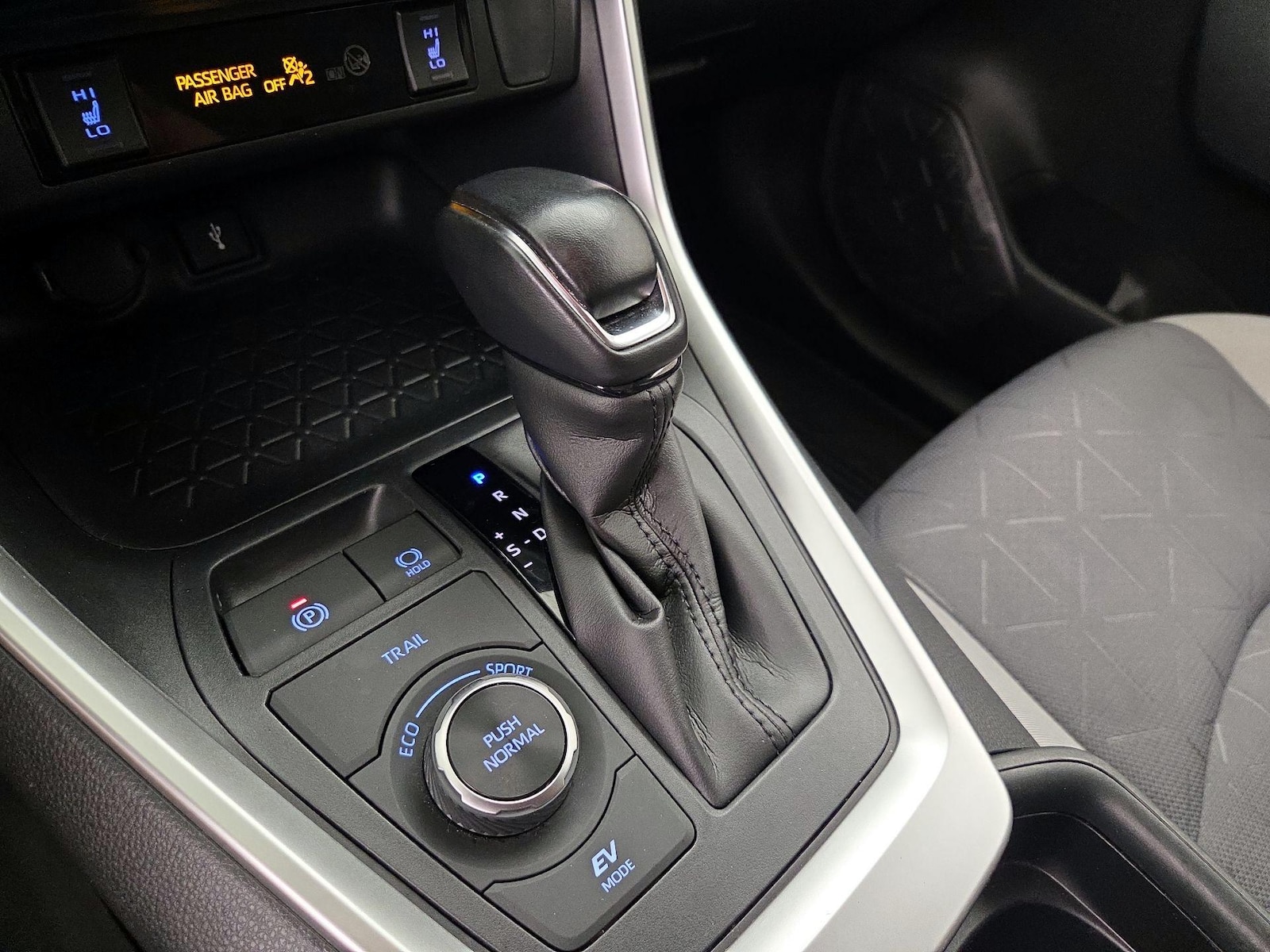 2021 Toyota RAV4 XLE - Photo 18