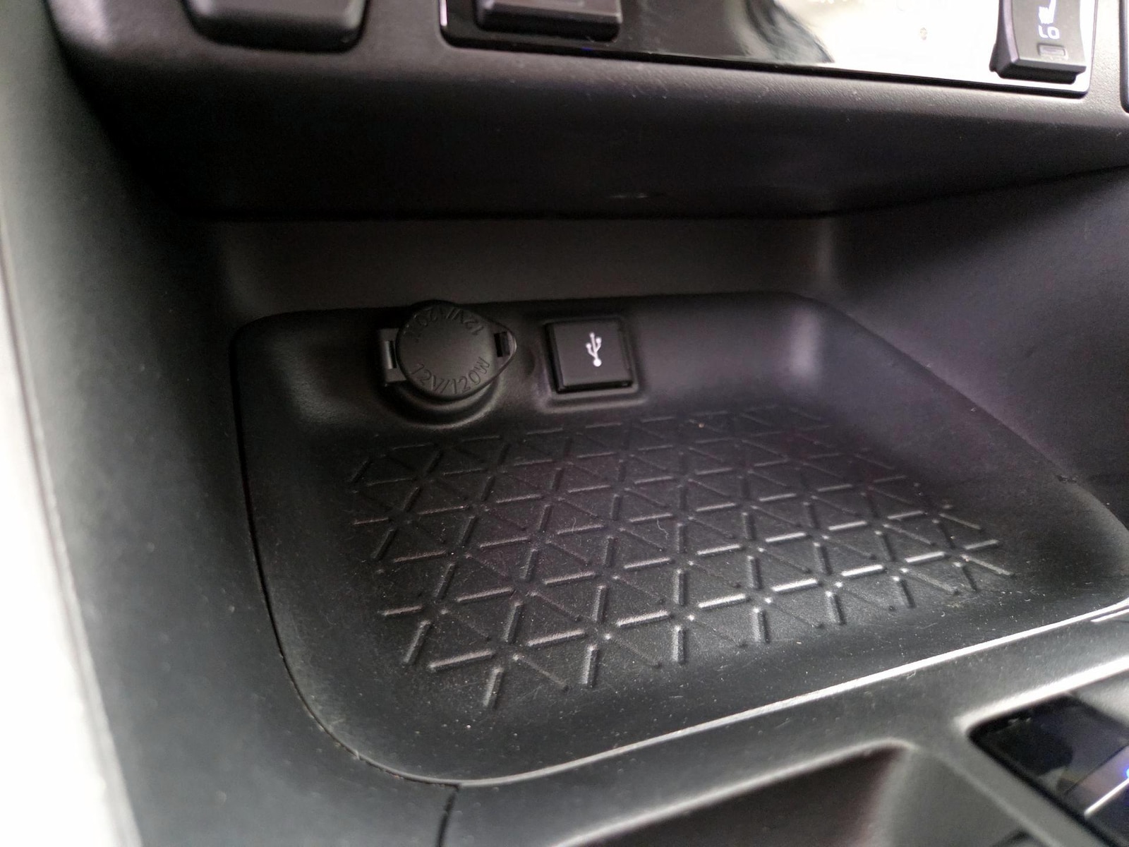 2021 Toyota RAV4 XLE - Photo 19