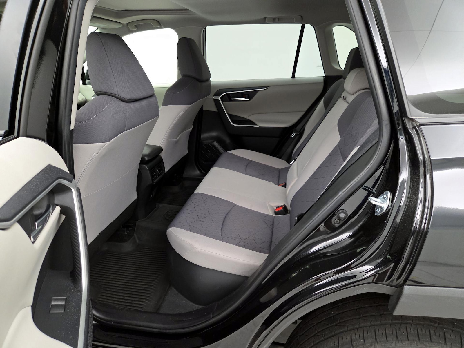 2021 Toyota RAV4 XLE - Photo 21