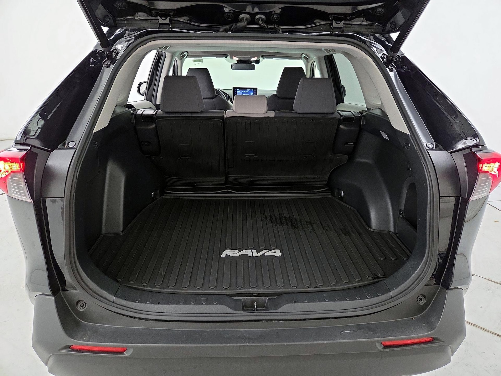 2021 Toyota RAV4 XLE - Photo 22