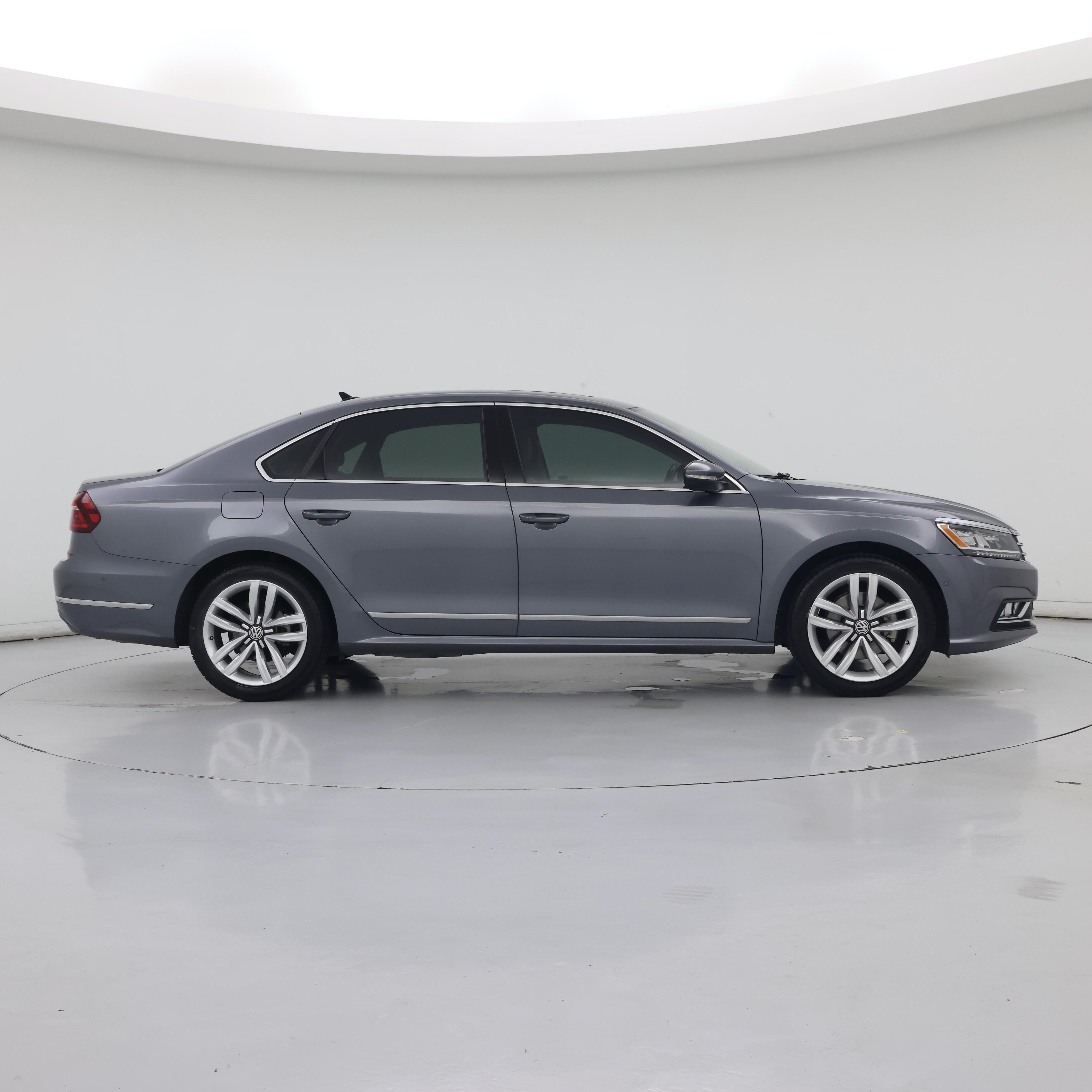 Thumbnail: 2017 Volkswagen Passat - 7
