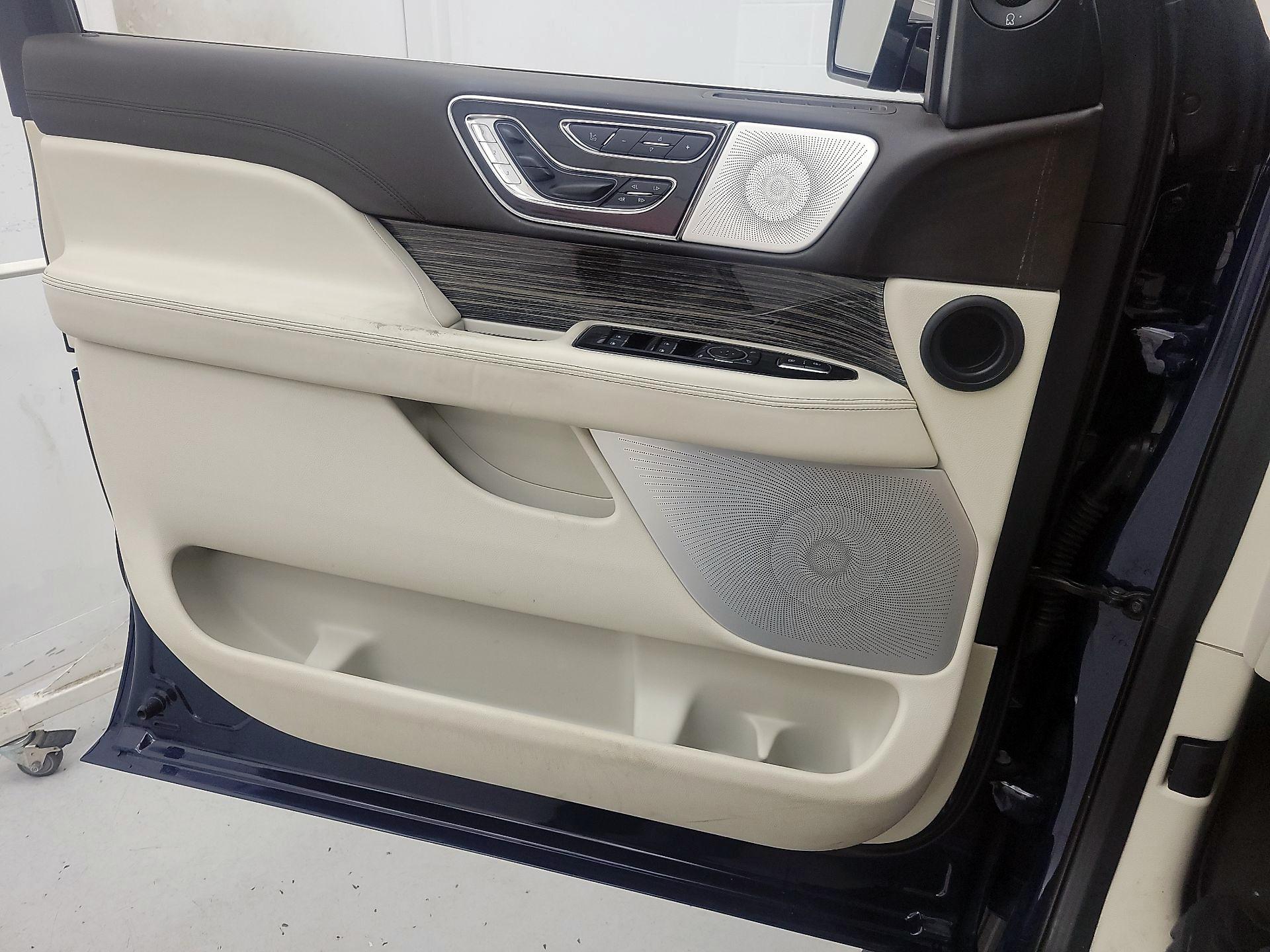 Thumbnail: 2020 Lincoln Navigator - 12