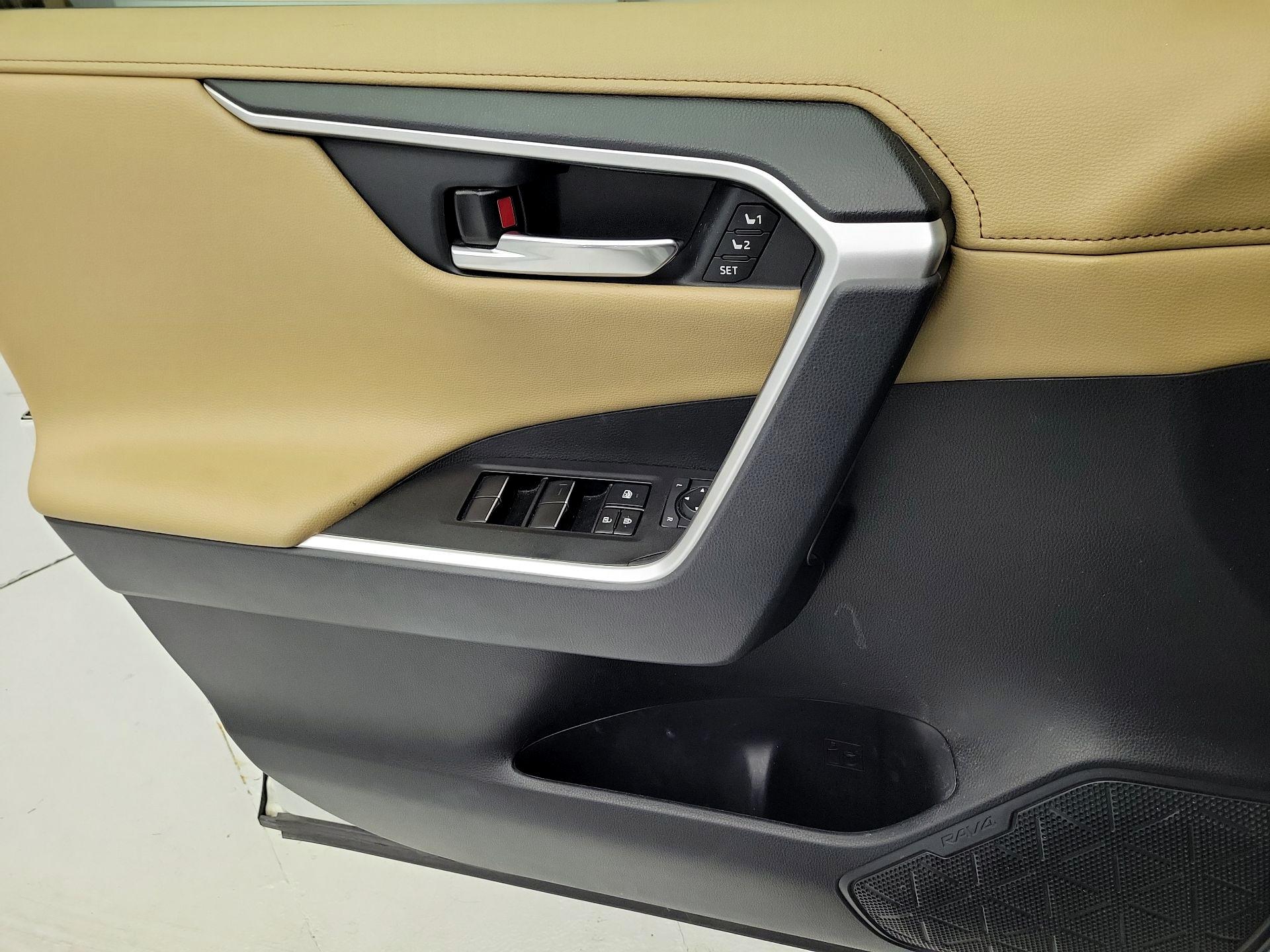 Thumbnail: 2020 Toyota RAV4 - 12