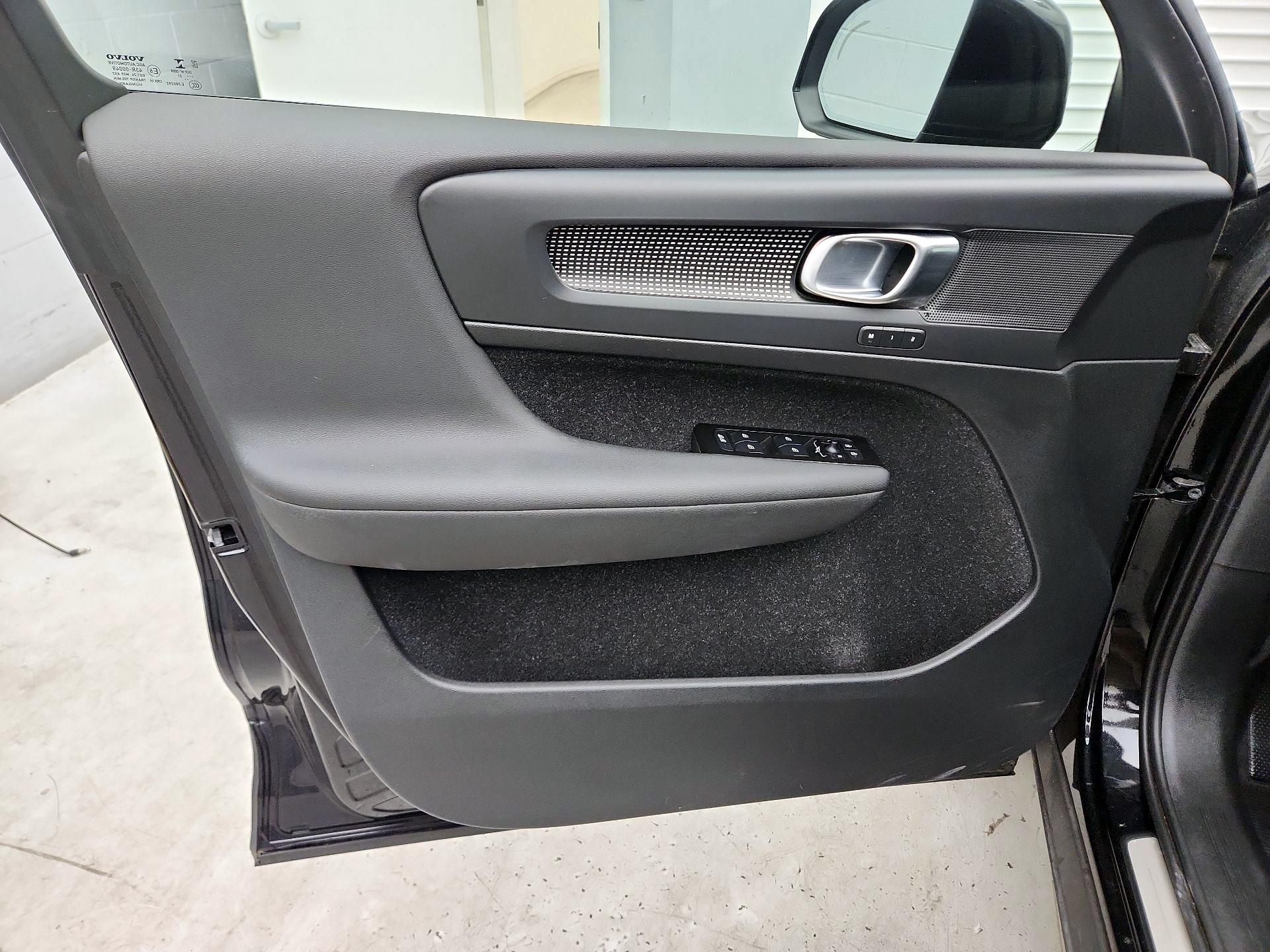 Thumbnail: 2021 Volvo XC40 - 11