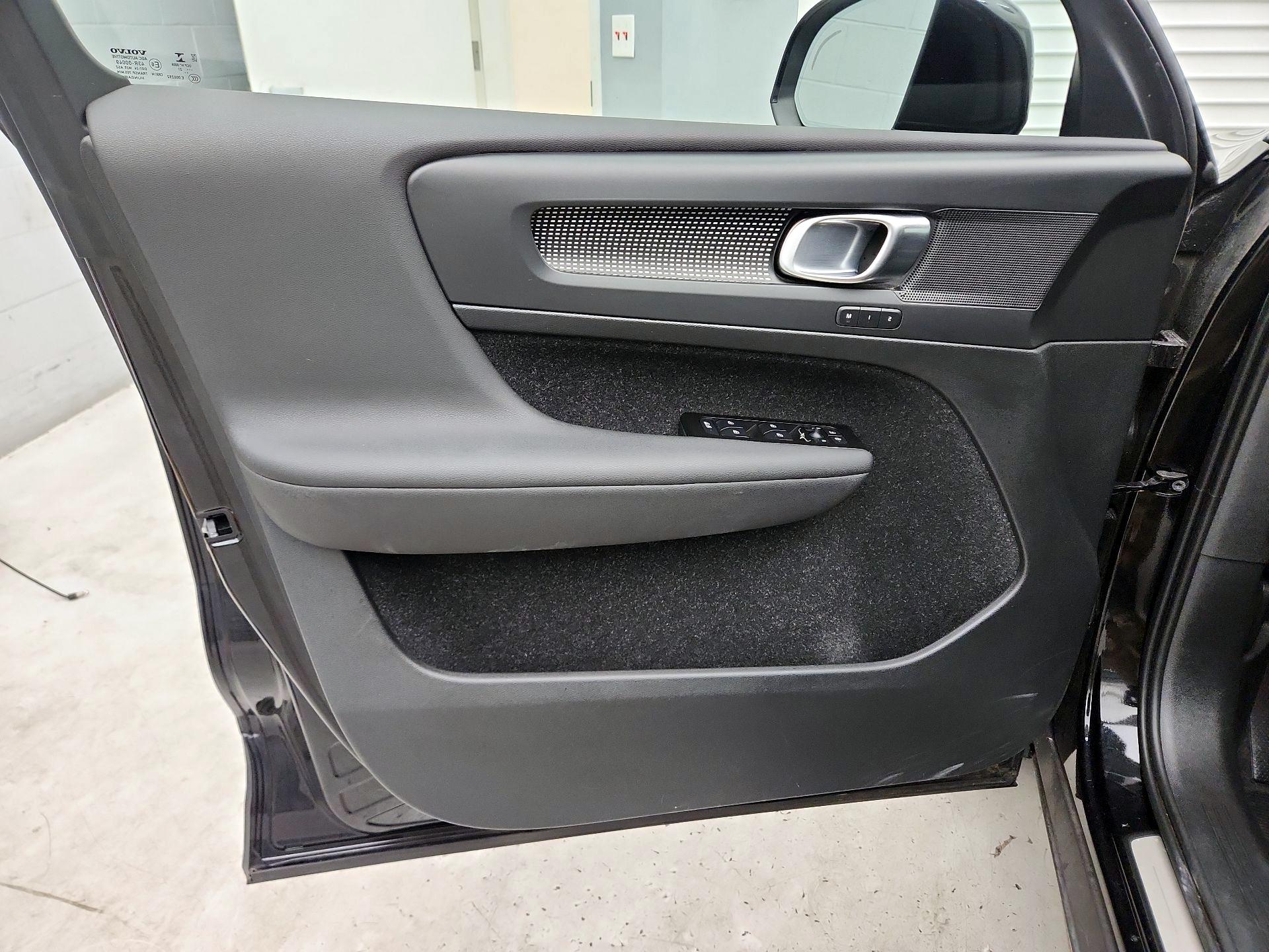 Thumbnail: 2021 Volvo XC40 - 12